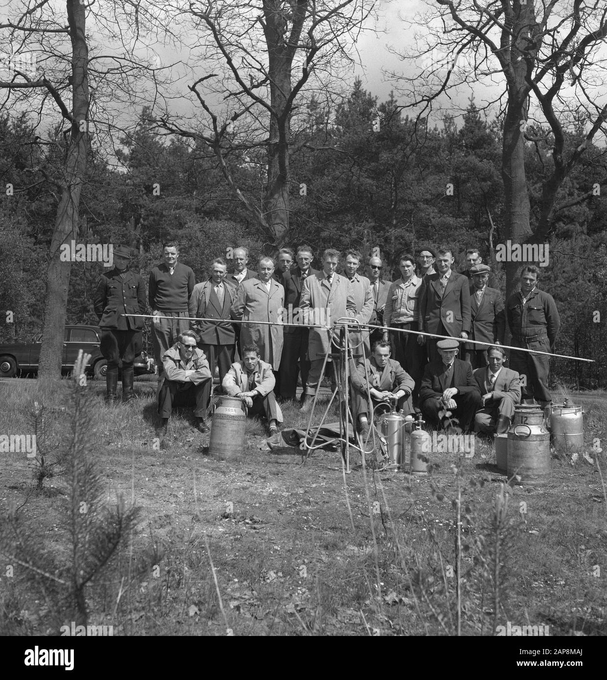 Operai, sistemi di spruzzatura, lattine di mungitura, foto di gruppo Data: Parole Chiave non date: Operai, foto di gruppo, cespugli di mungitura, installazioni a spruzzo Foto Stock Operai, sistemi di spruzzatura, lattine di mungitura, foto di gruppo Data: Parole Chiave non date: Operai, foto di gruppo, cespugli di mungitura, installazioni a spruzzo Foto Stock