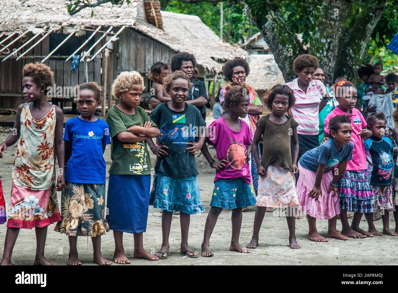 Gli abitanti del villaggio di Melanesian accolgono i passeggeri da una crociera di spedizione all'isola di Makira (San Cristobal), provincia di Makira-Ulawa, Isole Salomone Foto Stock