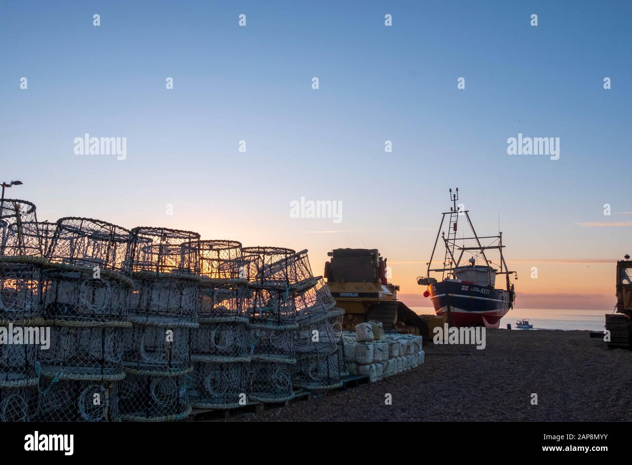 Alba invernale a Hastings sullo Stade della Città Vecchia, spiaggia di barche da pesca, Rock-a-Nore, East Sussex, Regno Unito Foto Stock