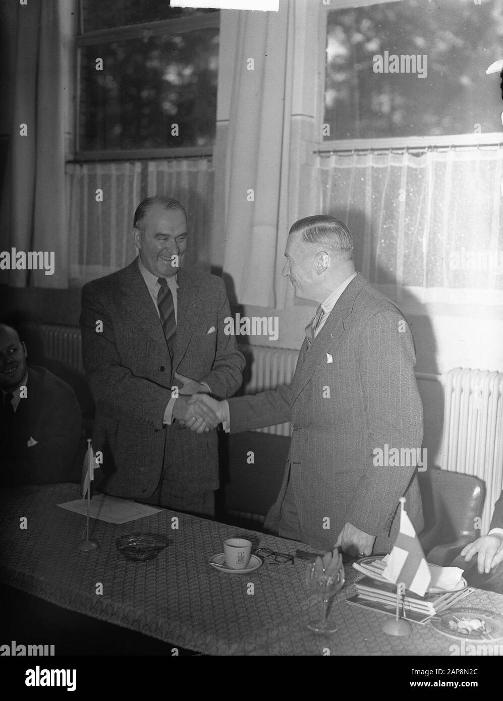 Il Sig. E. von Frenckel, presidente del Comitato Olimpico Finlandese, ha fornito una spiegazione allo Stadio Olimpico di Amsterdam sui prossimi Giochi Olimpici che si terranno a Helsinki nel 1952. Jhr. Quarto van Ufford (Vicepresidente della NOC) augura al signor Von Frenckel (a sinistra) ogni successo con i Giochi. Data: 21 Settembre 1950 luogo: Amsterdam, Noord-Holland Parole Chiave: Comitati, congratulazioni, sport, presidenti Nome personale: Frenckel E. van Foto Stock