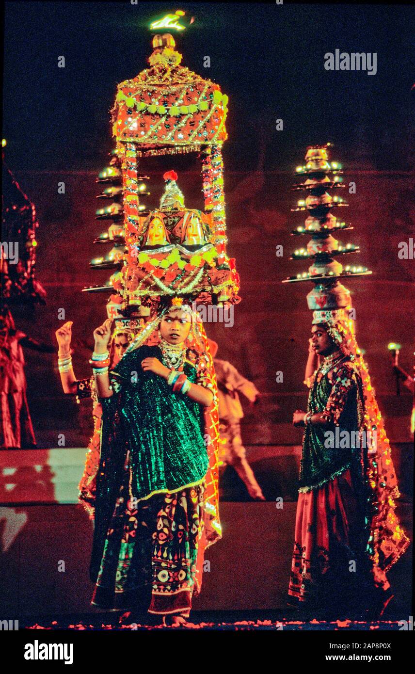 Il ballerino gujarati si esibisce al festival di danza Navratri 2005, Gandhinagar, Gujarat, India Foto Stock