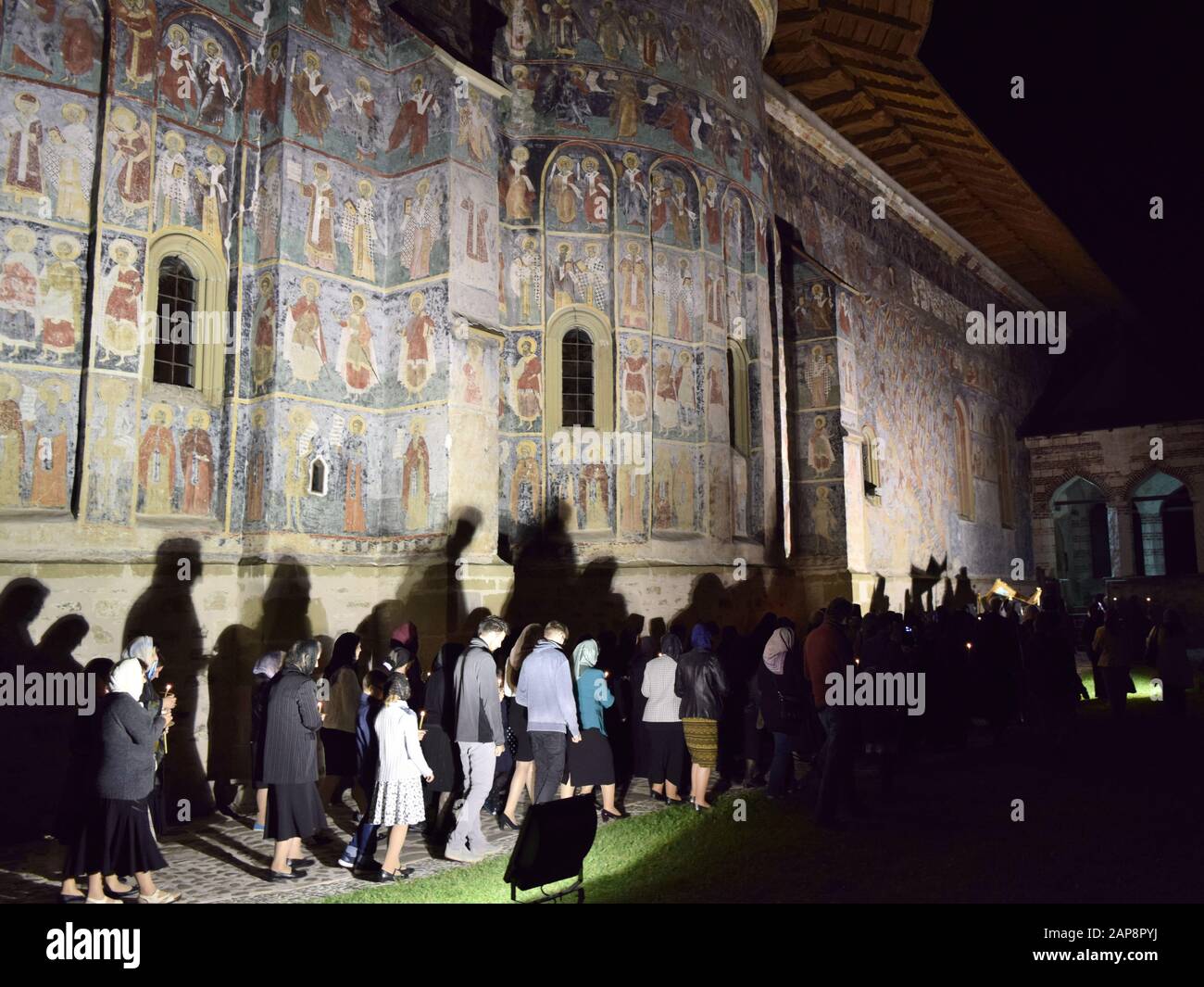 Servizio serale presso il monastero di Sucevita in occasione dell'Assunzione (chiesa rumena - rito greco-ortodosso) Foto Stock