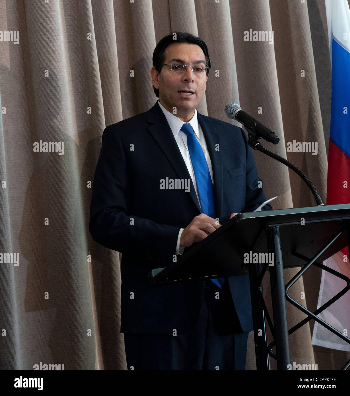 New York, Stati Uniti. 21st Gen 2020. L'ambasciatore d'Israele Danny Danon parla all'Apertura della mostra per commemorare il 75th anniversario della liberazione del campo di concentramento di Auschwitz-Birkenau presso la sede dell'ONU (Photo by Lev Radin/Pacific Press) Credit: Pacific Press Agency/Alamy Live News Foto Stock