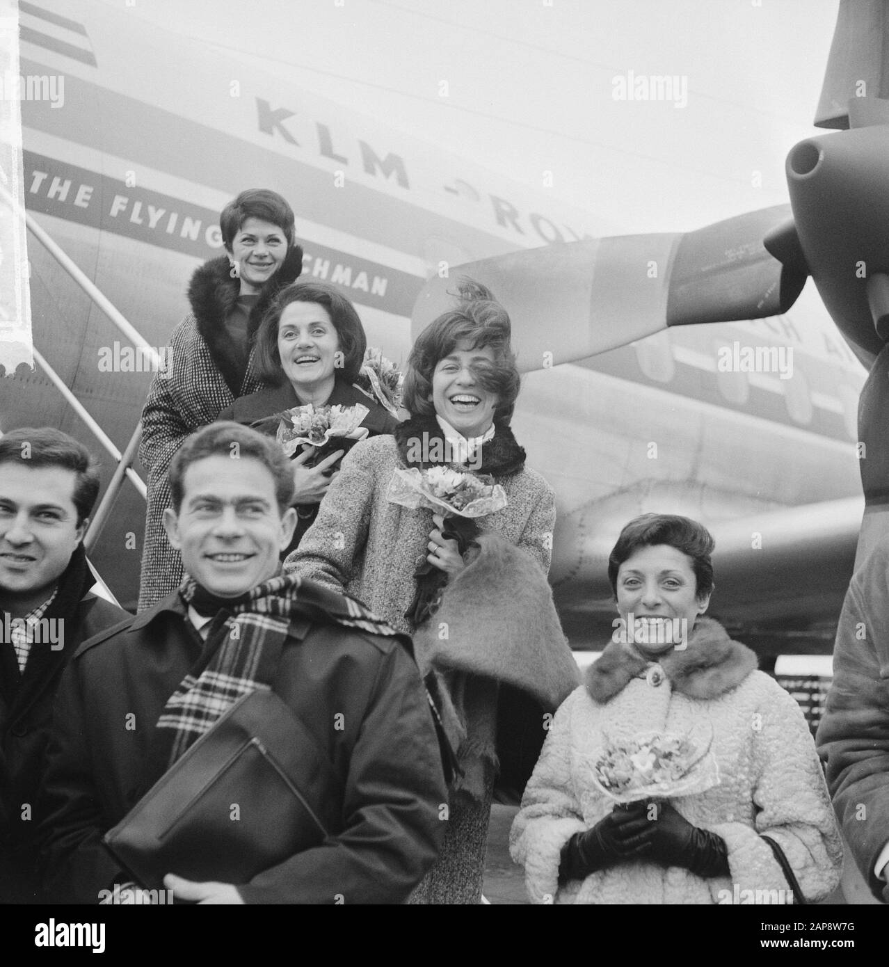 Il gruppo vocale francese Les Swingle Singers di Parigi a Schiphol per l'esecuzione Avro Data: 4 marzo 1964 Località: Noord-Holland, Schiphol Parole Chiave: Performances Nome istituto: Avro Foto Stock