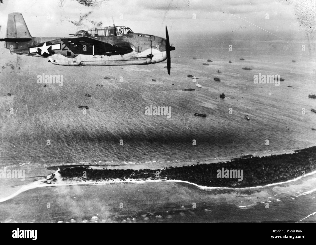 La flotta americana ancorata alle Isole Marshall [in primo piano a Grunman TBF Avenger siluro Annotazione: Repronegative Data: 1945 Parole Chiave: Aerei, seconda guerra mondiale, flotta Foto Stock