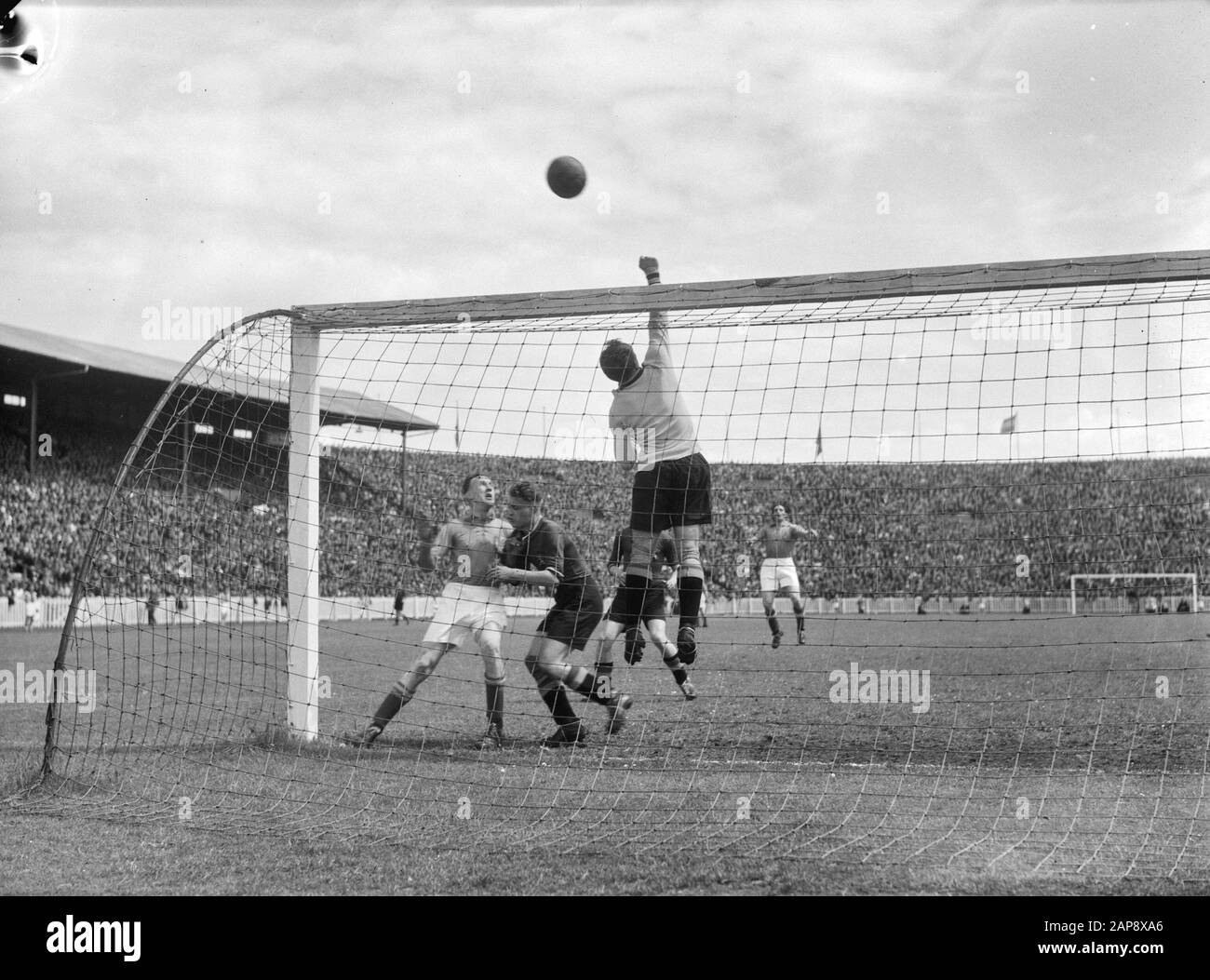 Belgio-Olanda 2-2.Belga target è attaccato Data: 30 maggio 1946 Parole Chiave: Interland, sport, calcio Foto Stock