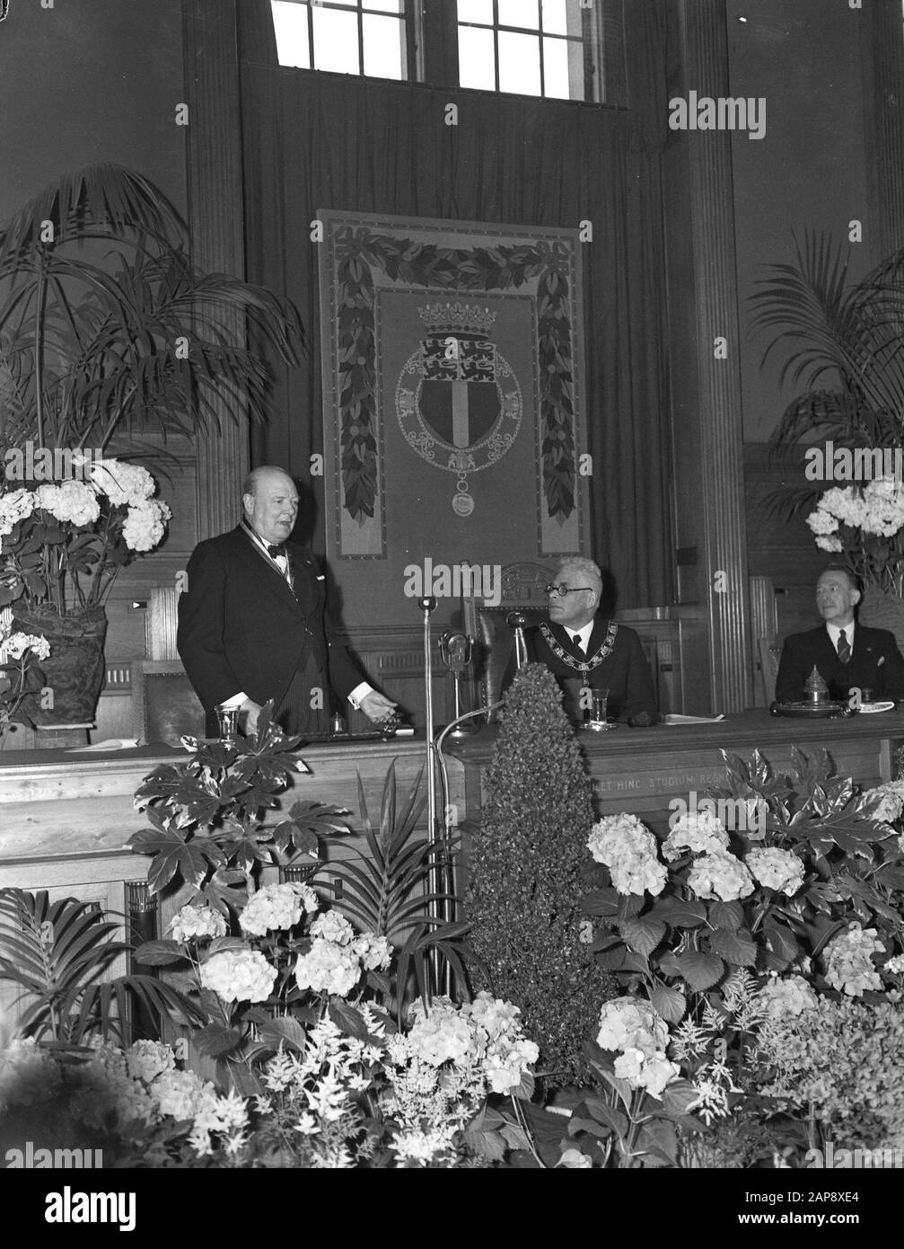 Churchill nella stanza del consiglio di Rotterdam Data: 13 maggio 1946 Ubicazione: Rotterdam, Sud-Olanda Parole Chiave: Comuni, statisti Nome personale: Churchill, Winston Foto Stock