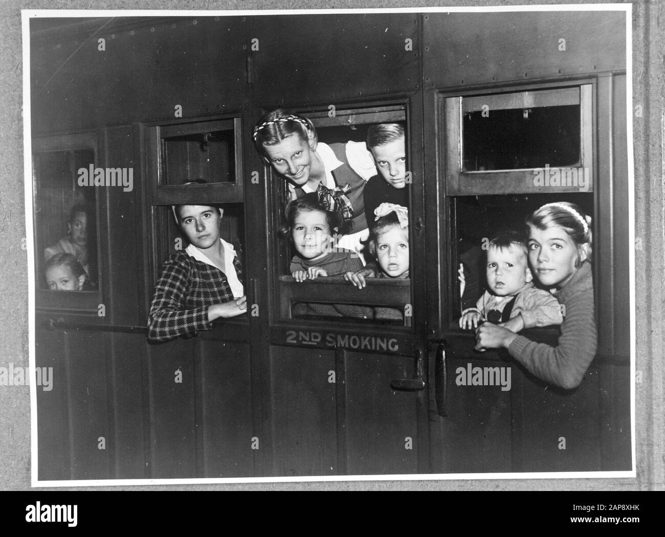 Gli internees olandesi arrivano a Melbourne con l'Orange Fontein Descrizione: L'Orange Fontein con gli internees olandesi a bordo dei campi di prigionia giapponesi a Batavia (Indie orientali olandesi) arriva a Melbourne il 27 ottobre 1945 Sul treno che li porterà ai siti di riparazione Data: 27 ottobre 1945 luogo: Australia, Melbourne Parole Chiave: Internees, Ferrovie, Treni Foto Stock