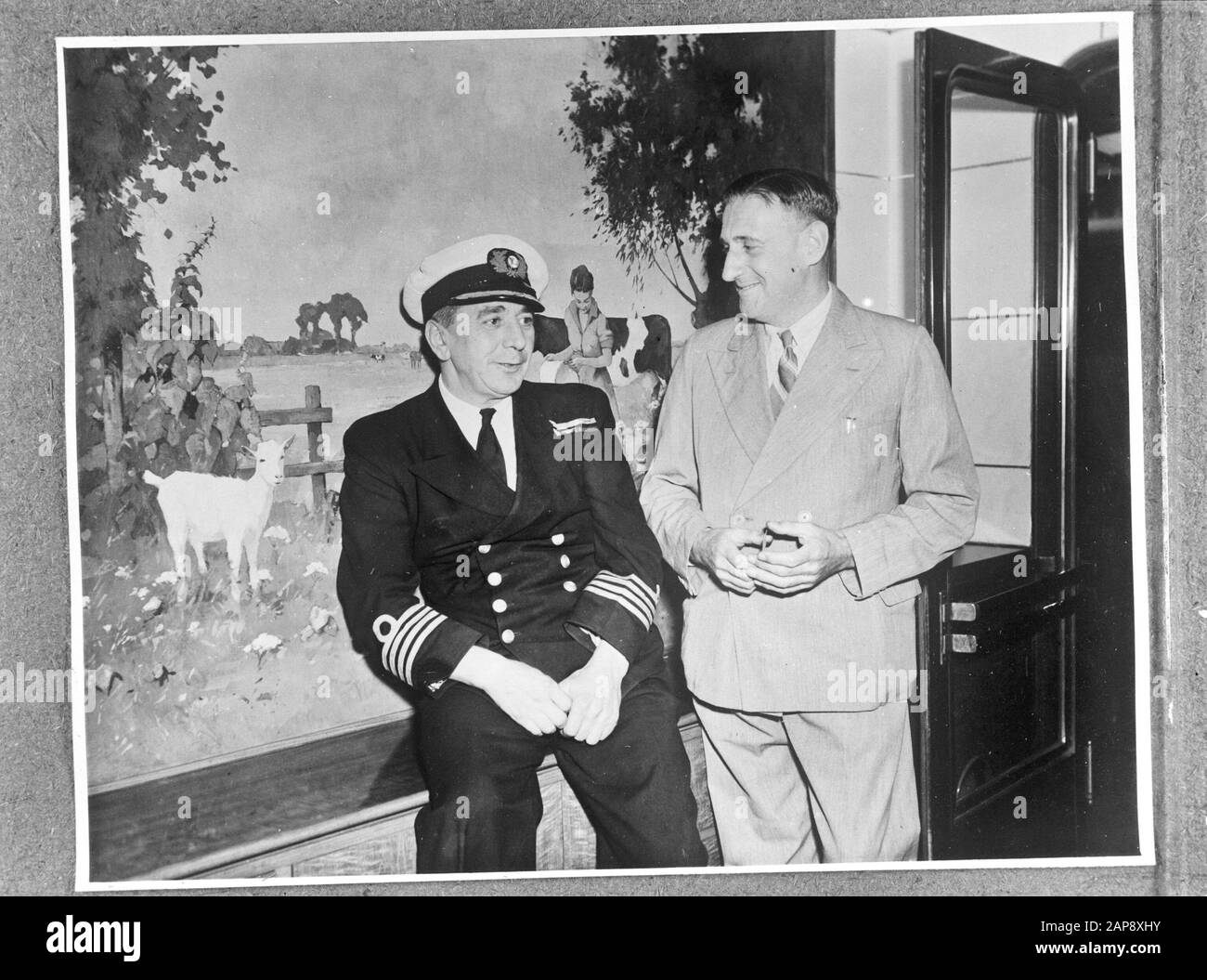 Gli internees olandesi arrivano a Melbourne con l'Orange Fontein Descrizione: L'Orange Fontein con gli internees olandesi a bordo dei campi di prigionia giapponesi a Batavia (Indie orientali olandesi) arriva a Melbourne il 27 ottobre 1945. Sinistra Capitano A. Romijn Data: 27 Ottobre 1945 Luogo: Australia, Melbourne Parole Chiave: Spedizione, Marinai Nome Personale: Romijn, L. Foto Stock