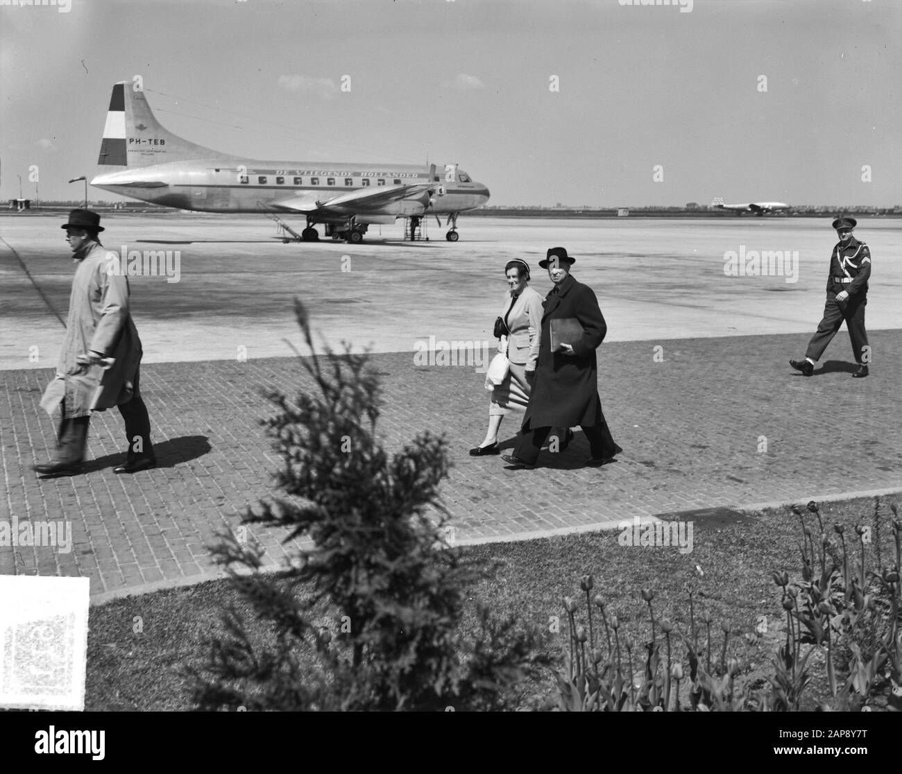 Arrivo Signore Louwers da Praga Annotazione: J.A. Louwers, condannato a 15 anni di lavoro forzato a Praga, rilasciato improvvisamente dopo 16 mesi di giudizio e questo pomeriggio in aereo all'aeroporto di Schiphol è tornato nel nostro paese [vedi 090-1307] Data: 10 maggio 1951 luogo: Schiphol Parole Chiave: Arrivi, prigionieri politici Nome personale: Louwers, J.A. Foto Stock