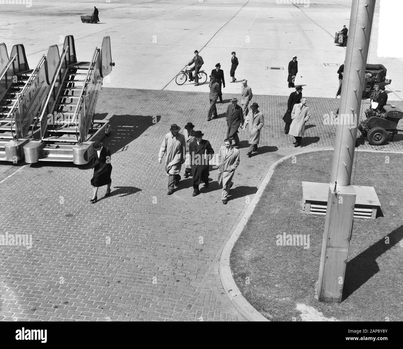 Arrivo Signore Louwers da Praga Annotazione: J.A. Louwers, condannato a 15 anni di lavoro forzato a Praga, rilasciato improvvisamente dopo 16 mesi di giudizio e questo pomeriggio in aereo all'aeroporto di Schiphol è tornato nel nostro paese [vedi 090-1307] Data: 10 maggio 1951 luogo: Schiphol Parole Chiave: Arrivi, prigionieri politici Nome personale: Louwers, J.A. Foto Stock