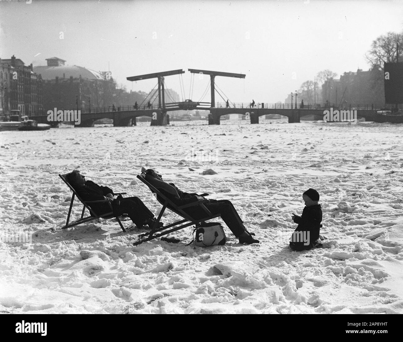 Il primo messaggero di molla. Due Signore prendono un bagno al sole nel mezzo di un Amstel congelato Data: 25 febbraio 1947 Località: Amsterdam, Noord-Holland Parole Chiave: Ghiaccio, neve, donne, inverni, sole Foto Stock