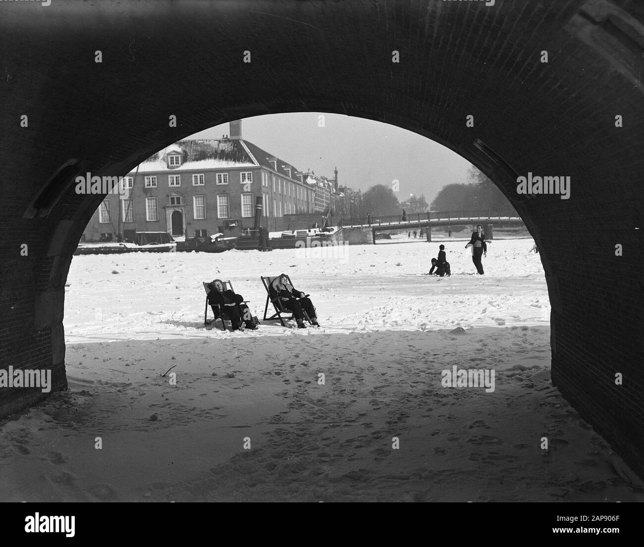 Il primo messaggero di molla. Due Signore prendono un bagno al sole nel mezzo di un Amstel congelato Data: 25 febbraio 1947 Località: Amsterdam, Noord-Holland Parole Chiave: Ghiaccio, neve, donne, inverni, sole Foto Stock
