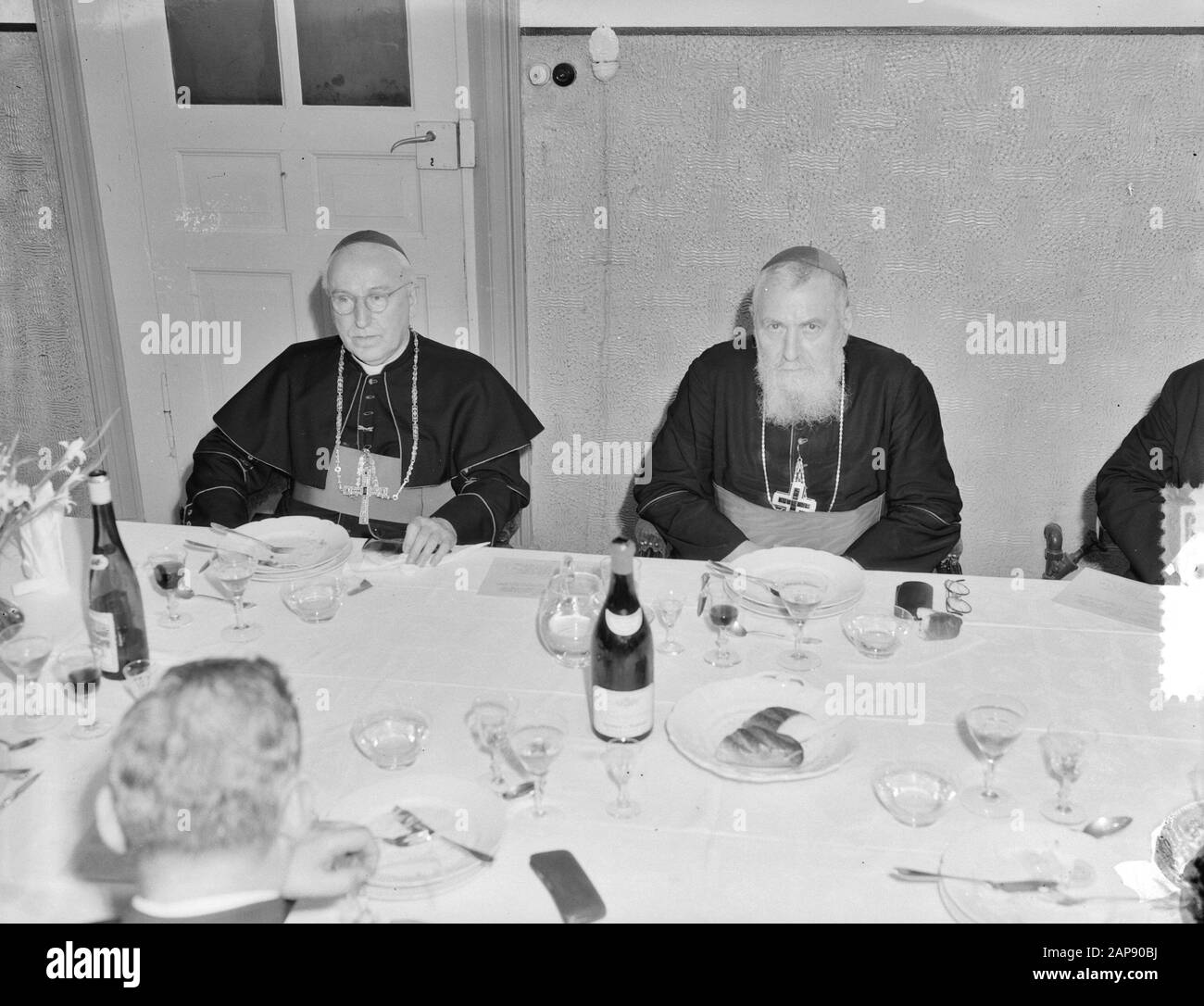 Visita del cardinale francese Tisserant a grave Data: 4 luglio 1952 luogo: Grave Parole Chiave: Visite, clero, cardinali Nome personale: Tisserant e Foto Stock