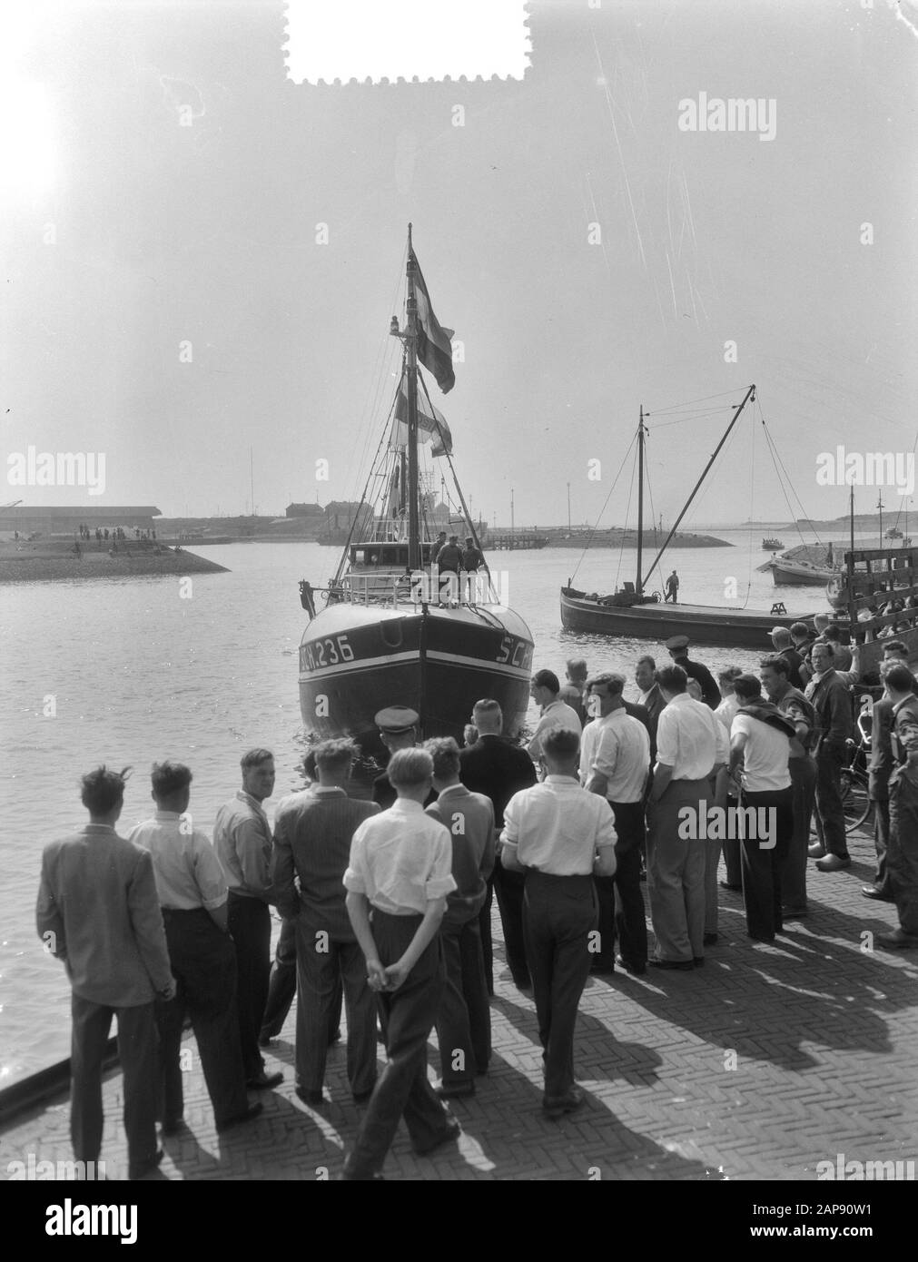 Atterraggi primo nuovo aringa IJmuiden, nave 236 Northst skipper Kees de Graaf, arrivo nave Data: 26 maggio 1954 luogo: IJmuiden Parole Chiave: Navi, skipper Nome personale: Kees de Graaf Nome istituzione: Noordster Foto Stock