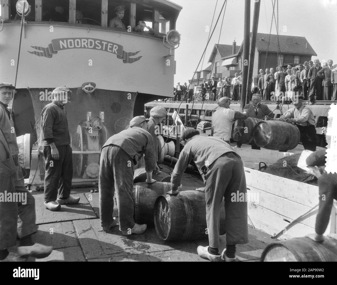 Atterraggi primo nuovo aringa IJmuiden, nave 236 Northst skipper Kees de Graaf, laghi nave Data: 26 maggio 1954 Località: IJmuiden Parole Chiave: Sbarco, Aringa, navi, skipper Nome personale : Kees de Graaf Institutioningsnaam: Noordster Foto Stock