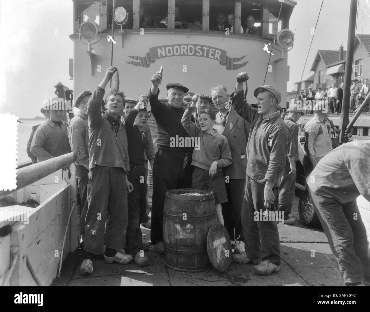 Atterraggi primo nuovo aringa IJmuiden, nave 236 Noordster, skipper Kees de Graaf, degustazione equipaggio a bordo Data: 26 maggio 1954 luogo: IJmuiden Parole Chiave: Aringhe, navi, pesca, pescatori Nome personale: Count Kees de Foto Stock