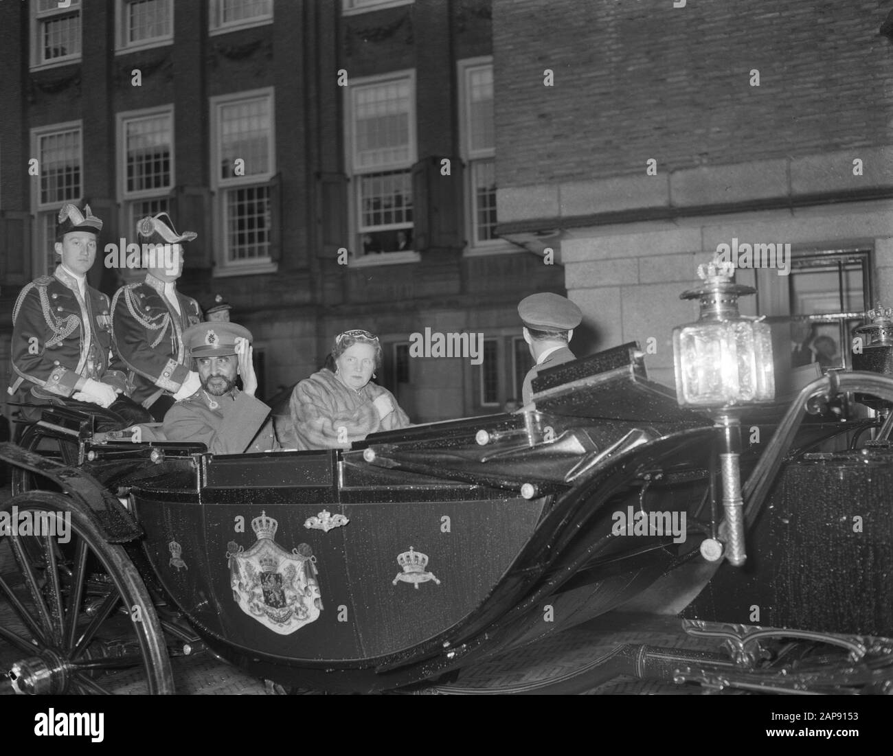 Visita l'imperatore Haile Selassie di Etiopia nel nostro paese Descrizione: Il trasporto Data: 3 novembre 1954 luogo: Amsterdam, Noord-Holland Nome personale: Selassie, Haile Foto Stock