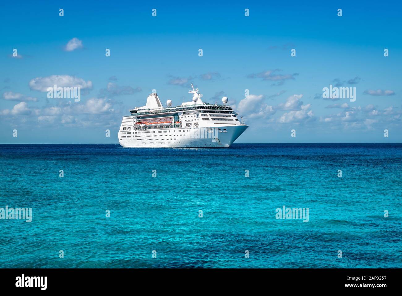 Nave da crociera sul mare. Concetto di viaggio e trasporto. Foto Stock