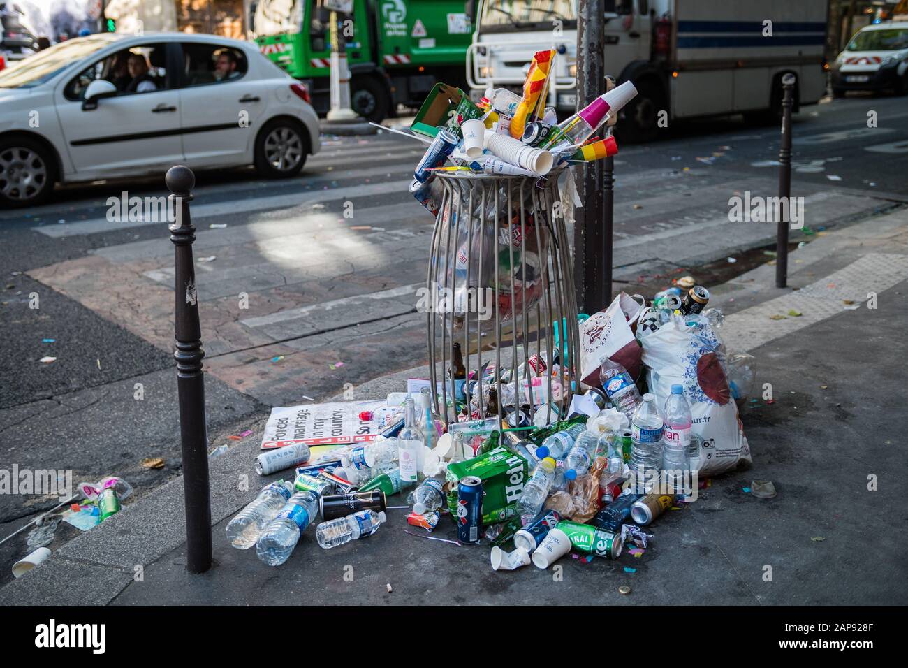 29 Giugno 2019, Parigi, Francia. Giornata Parata Gay Pride. Traboccante di rifiuti nelle strade. Scenario disgustoso di un cestino di spazzatura in metallo. Foto Stock