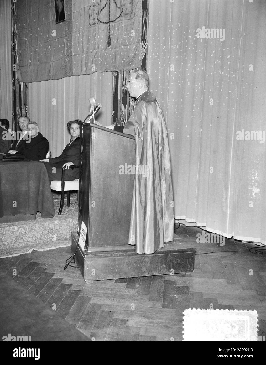 Congresso Internazionale Unione Dei Lavoratori cattolici a.o.. Miss Dr. M. A. Klompe e Monseigneur Alfrink Data: 18 marzo 1955 Località: Scheveningen, Zuid-Holland Parole Chiave: Congressen Nome istituto: Kurhaus Foto Stock