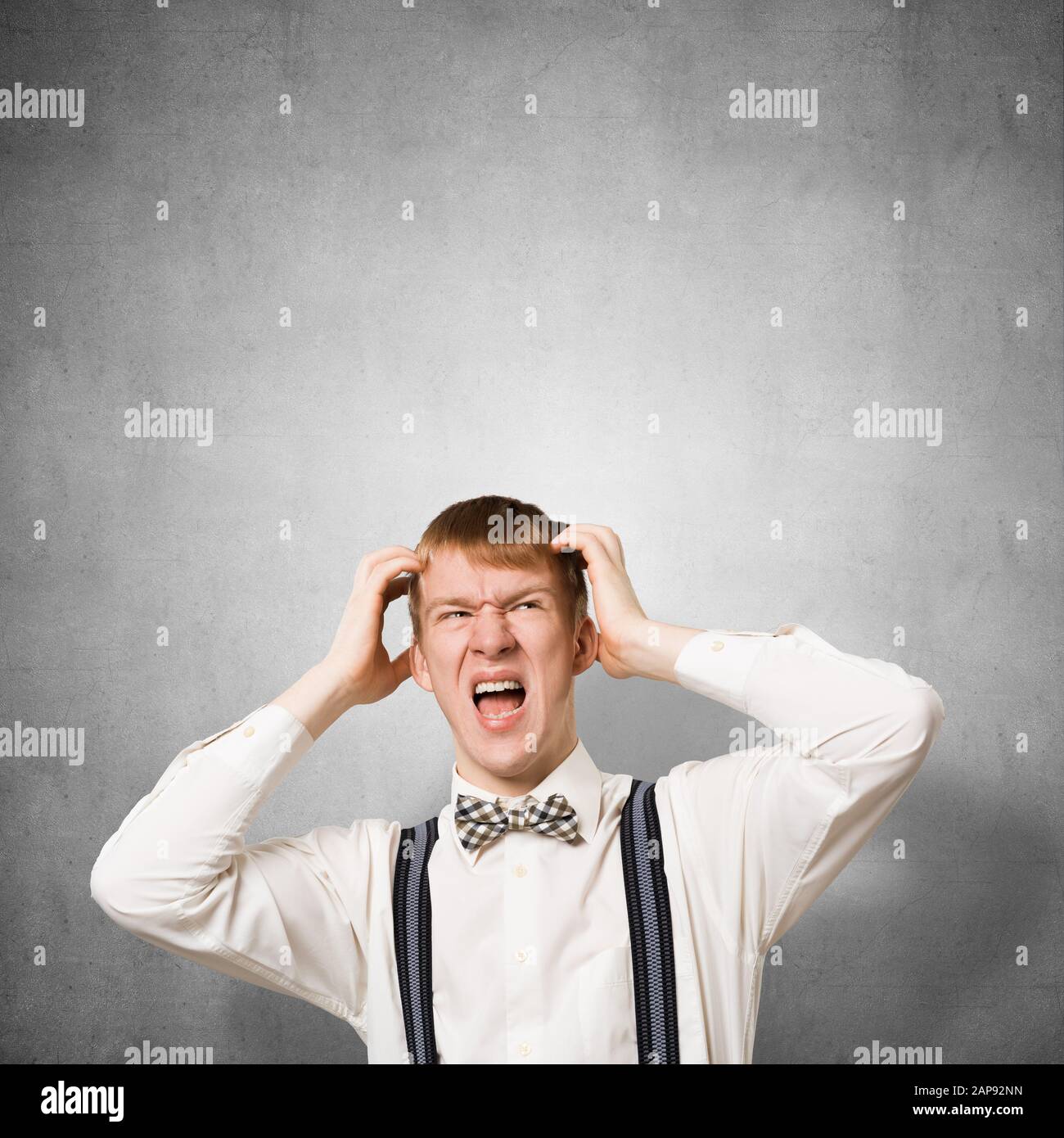 Stressante adolescente urlando con il panico Foto Stock
