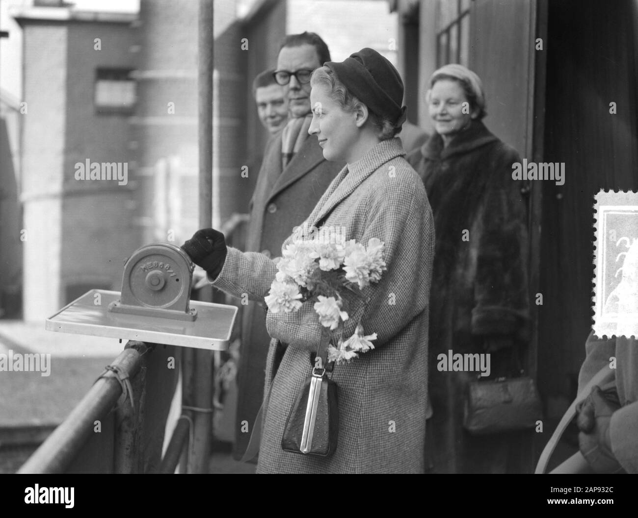 L'Associazione per la conservazione dei Monumenti naturali celebra il suo anniversario d'oro. Queen Juliana è presente al giubileo del Concertgebouw di Amsterdam Data: 17 Marzo 1956 Località: Amsterdam, Noord-Holland Parole Chiave: Visite, anniversari, regine, associazioni Nome personale: Juliana (queen Netherlands) Nome dell'istituzione: Concertgebouw Foto Stock