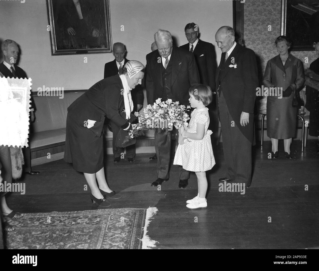 L'Associazione per la conservazione dei Monumenti naturali celebra il suo anniversario d'oro. Queen Juliana è presente al giubileo del Concertgebouw di Amsterdam Data: 17 marzo 1956 Parole Chiave: Visite, fiori, anniversari, regine Nome personale: Juliana (queen Netherlands) Nome dell'istituzione: Concertgebouw Foto Stock