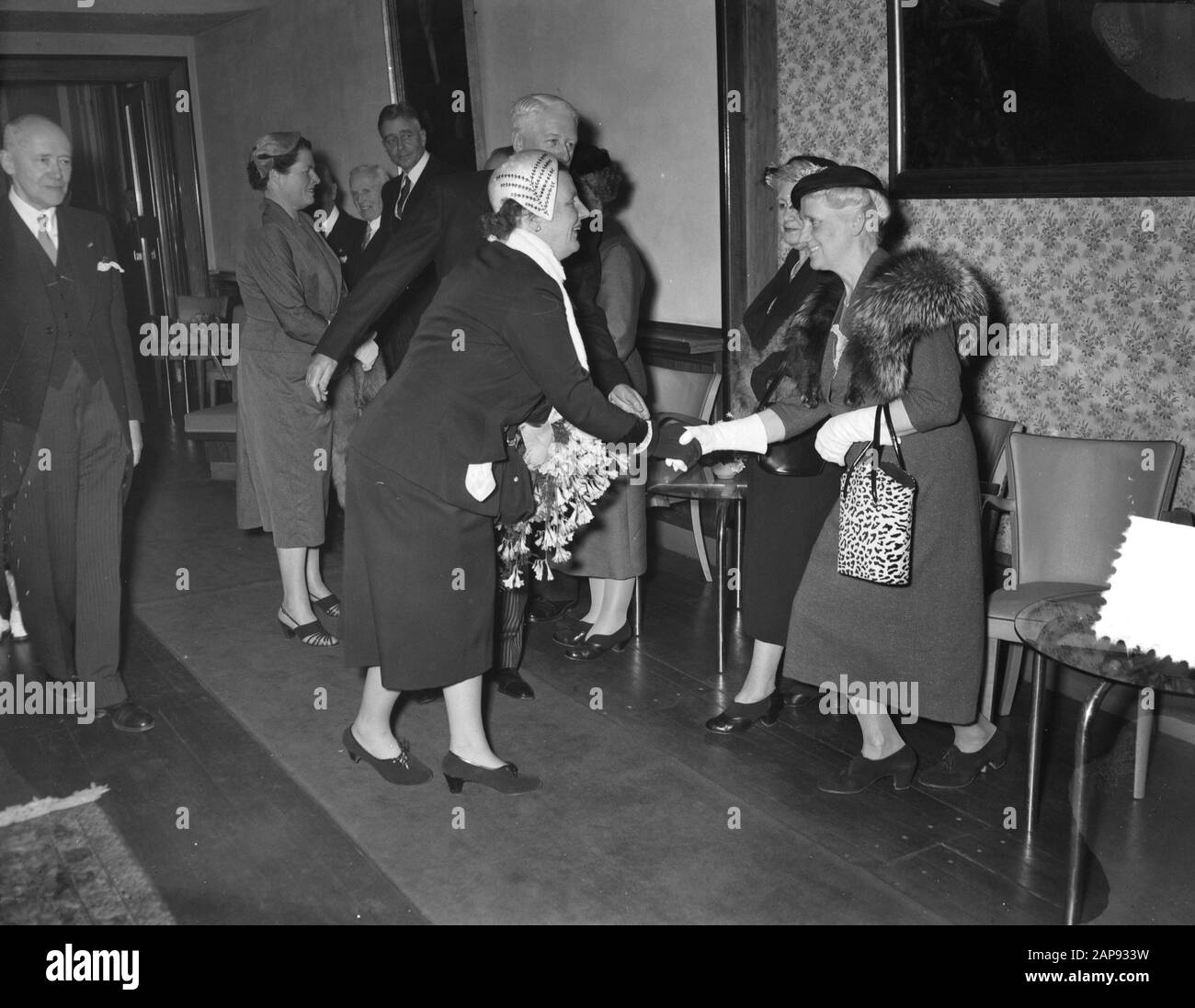 L'Associazione per la conservazione dei Monumenti naturali celebra il suo anniversario d'oro. Queen Juliana è presente al giubileo del Concertgebouw di Amsterdam Data: 17 marzo 1956 Parole Chiave: Visite, anniversari, regine Nome personale: Juliana (queen Netherlands) Nome dell'istituto: Concertgebouw Foto Stock