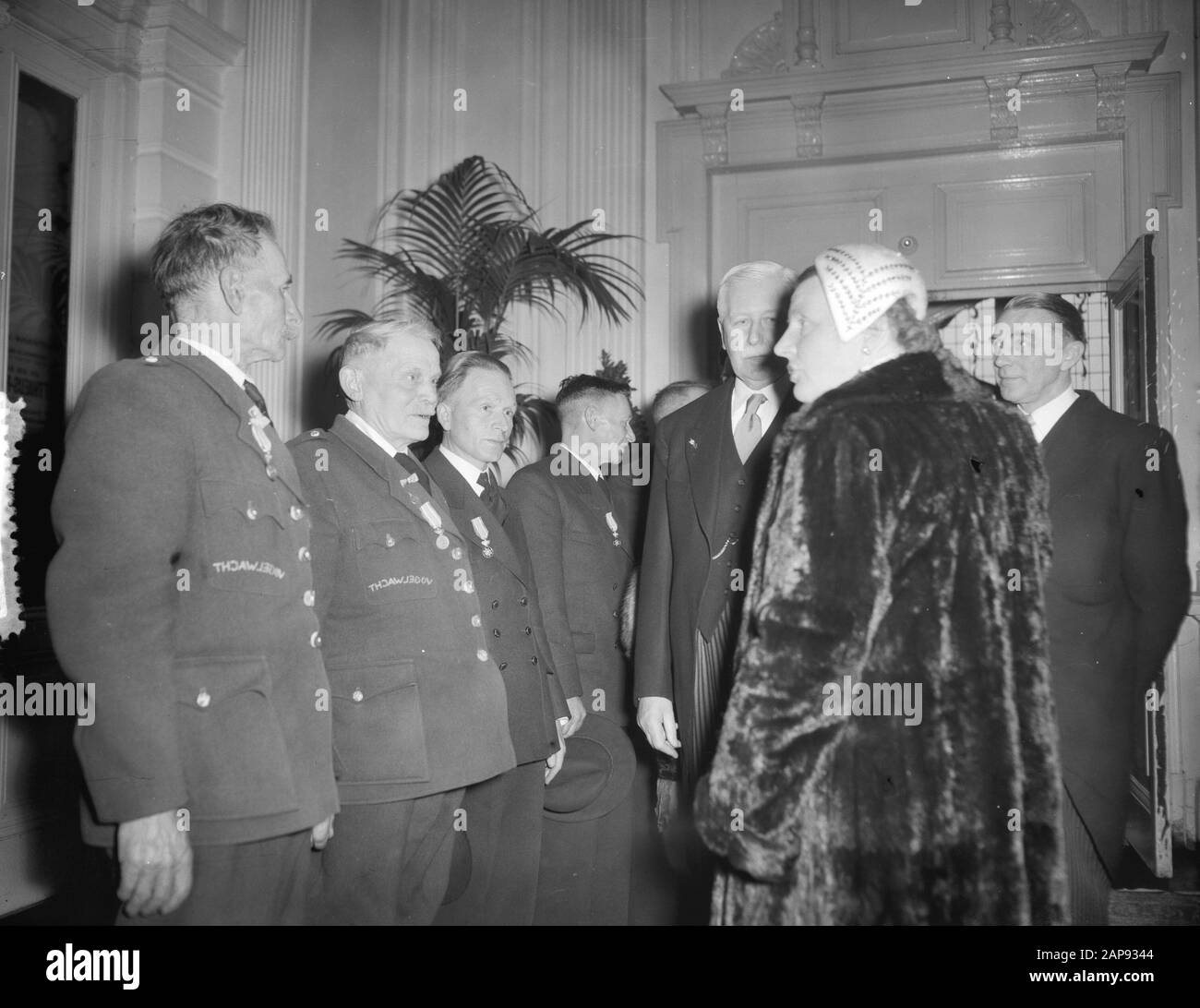 L'Associazione per la conservazione dei Monumenti naturali celebra il suo anniversario d'oro. Queen Juliana è presente al giubileo del Concertgebouw di Amsterdam Data: 17 Marzo 1956 Località: Amsterdam, Noord-Holland Parole Chiave: Visite, anniversari, regine, associazioni Nome personale: Juliana (queen Netherlands) Nome dell'istituzione: Concertgebouw Foto Stock