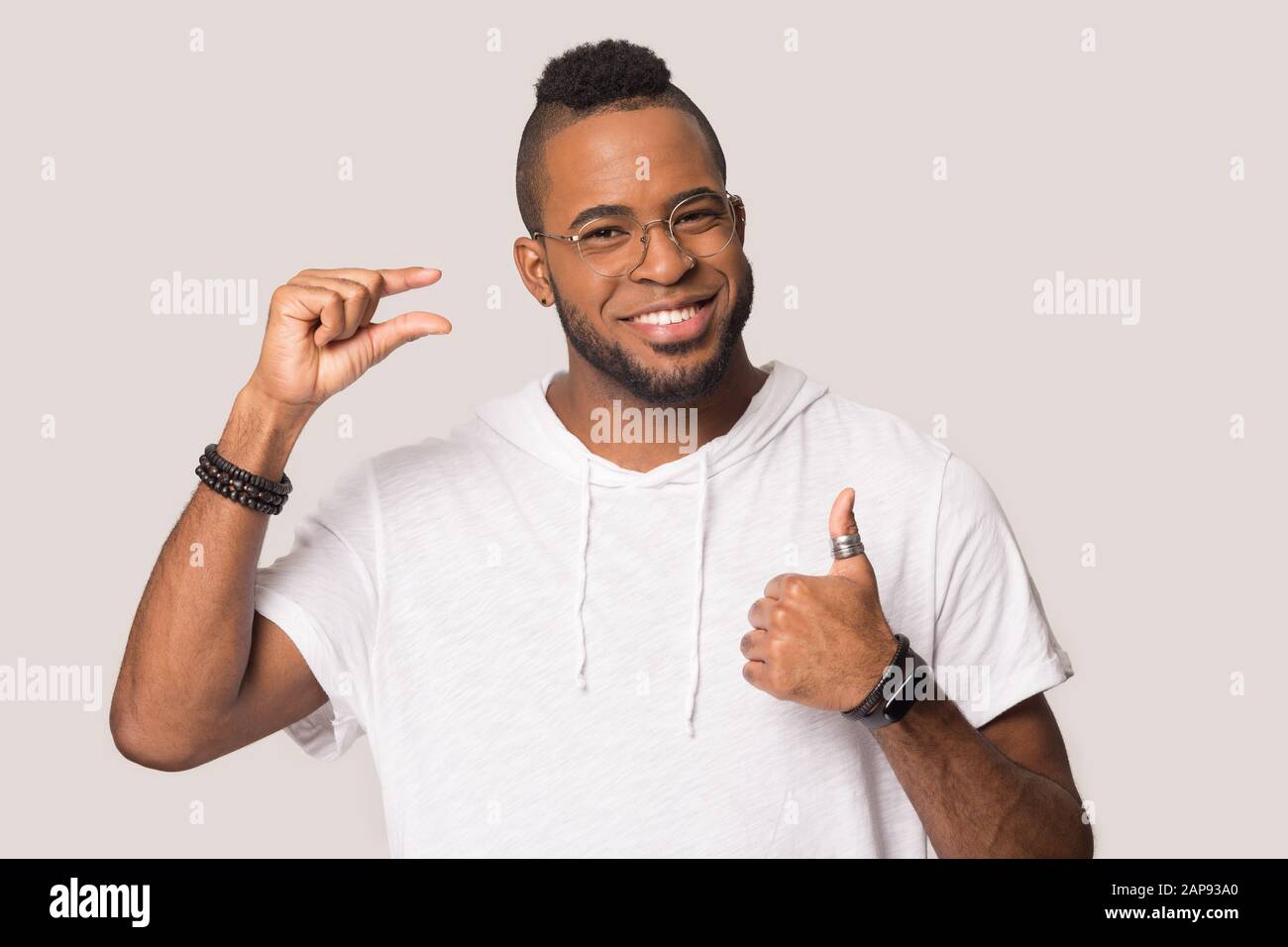 Sorridente uomo nero dimostrare piccoli prezzi raccomandare service Foto Stock