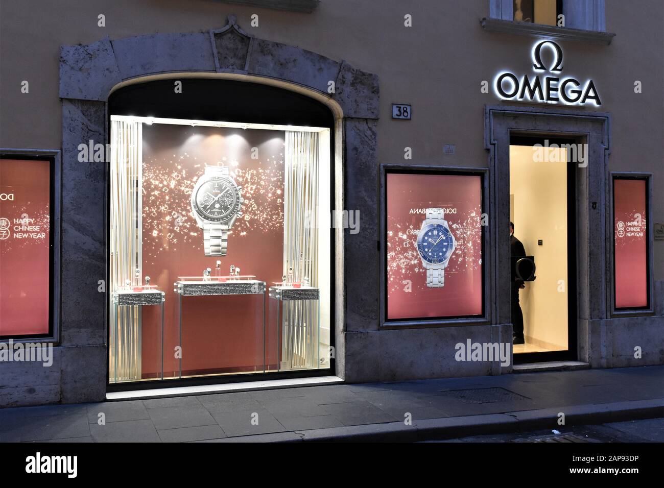 OMEGA BOUTIQUE WINDOWS IN VIA CONDOTTI, IL CENTRO DELLO SHOPPING DI MODA A  ROMA Foto stock - Alamy