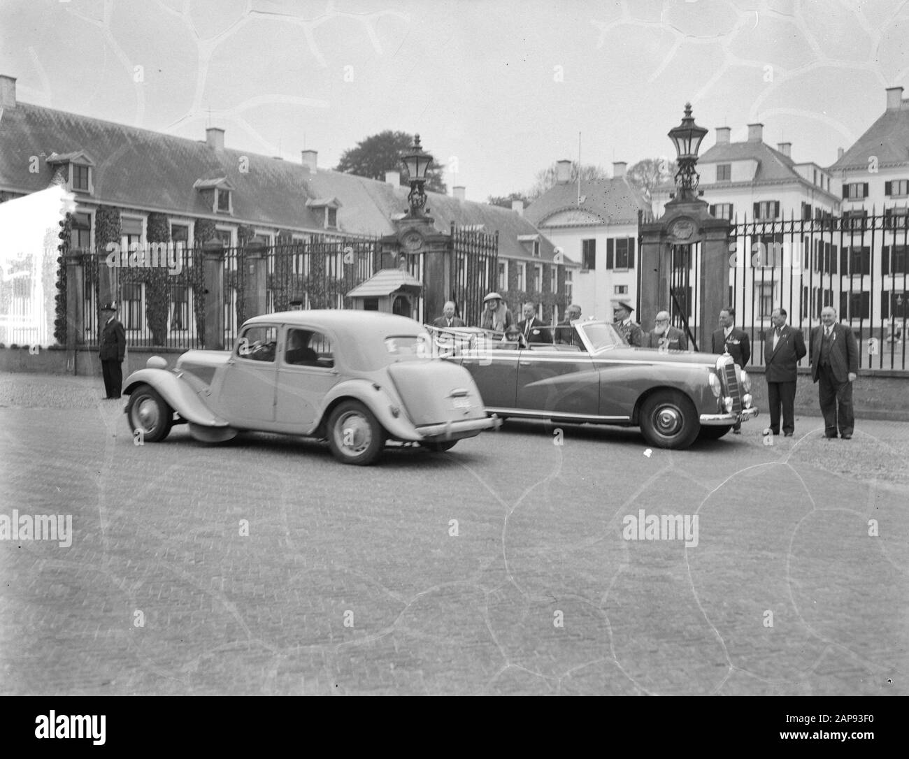 Visita la Regina Juliana a Limburgo Nord e Centrale Descrizione: Defilé per la Principessa Wilhelmina dal M.O.V.E.O. [Più Relax Per Gravi guerre Feriti] di fronte al palazzo Het Loo. Seduto in auto, la principessa prese il filé delle vittime di guerra che passò in auto Data: 14 maggio 1956 Località: Apeldoorn, Gelderland Parole Chiave: Automobili, defiles, casa reale, vittime di guerra, principesse, associazioni Nome del personale: Het Loo, Wilhelmina, principessa Impostazione nome: MOVEO Foto Stock