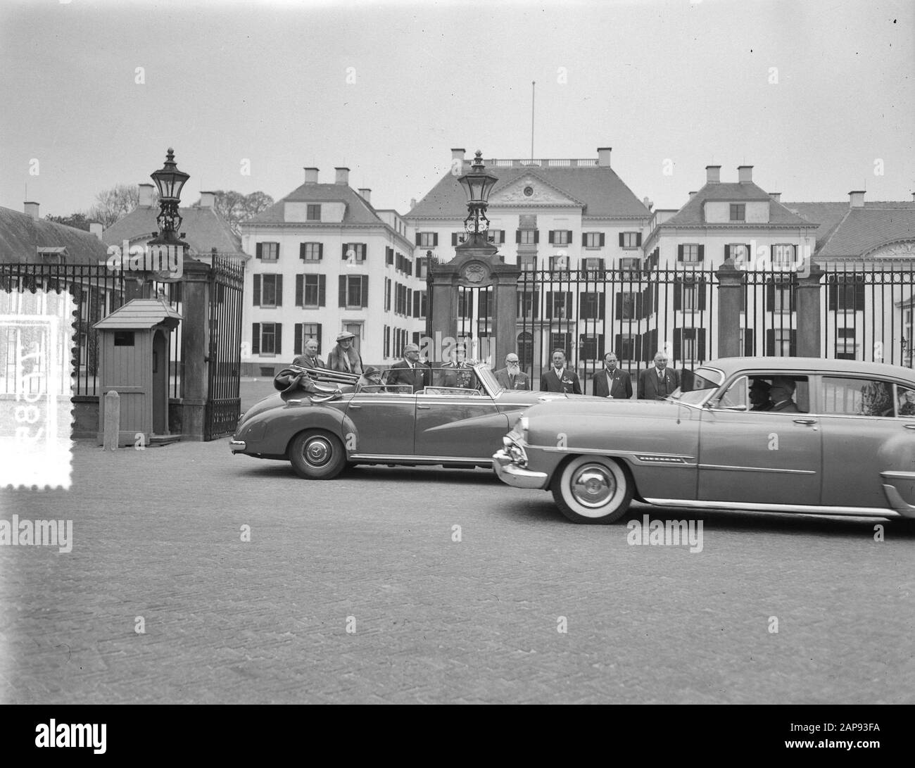 Visita la Regina Juliana a Limburgo Nord e Centrale Descrizione: Defilé per la Principessa Wilhelmina dal M.O.V.E.O. [Più Relax Per Gravi guerre Feriti] di fronte al palazzo Het Loo. Seduto in auto, la principessa prese il filé delle vittime di guerra che passò in auto Data: 14 maggio 1956 Località: Apeldoorn, Gelderland Parole Chiave: Automobili, defiles, casa reale, vittime di guerra, principesse, associazioni Nome del personale: Het Loo, Wilhelmina, principessa Impostazione nome: MOVEO Foto Stock