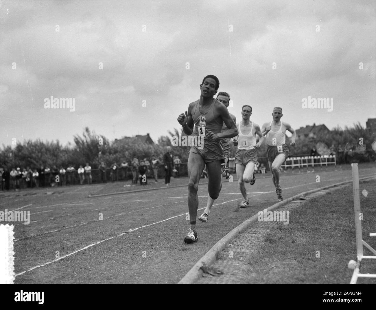 Atletica Olanda Contro Francia L'Aia. 800 metri R. Felicité (Francia secondo) Annotazione anteriore: 4th da destra il vincitore più tardi Flip Koudijs Data: 16 Giugno 1956 Località: Den Haag, Zuid- Olanda Parole Chiave: ALETICS Nome personale: R. Felicite Foto Stock