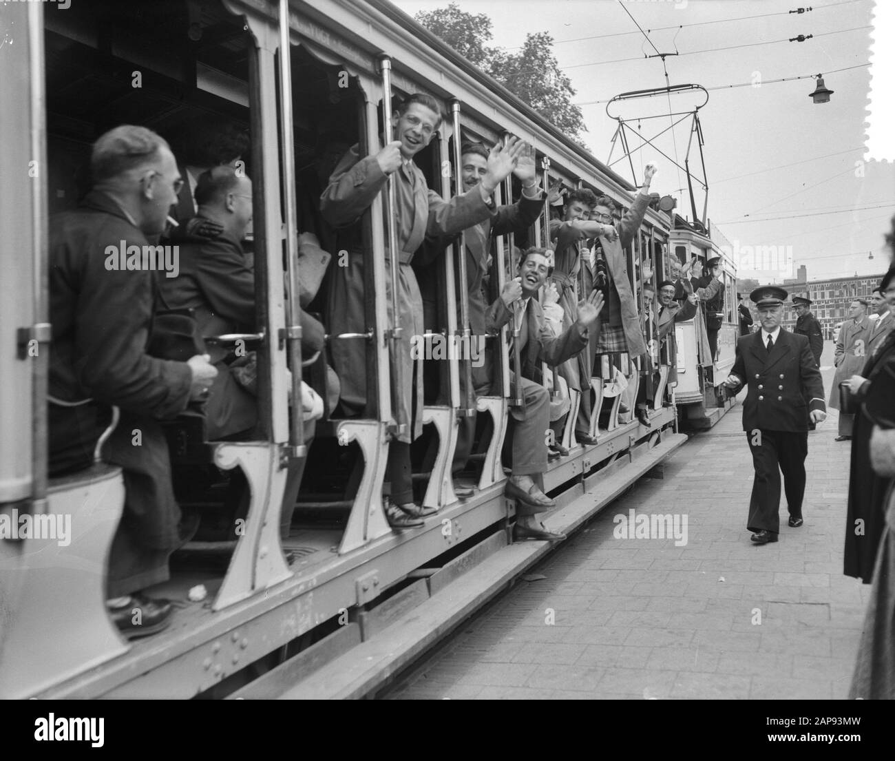 25 anni Ned. Ver. Van persone Interessanti in treno e tram con auto a tram aperto vecchio stile a Kurhaus Data: 16 giugno 1956 Parole Chiave: Ferrovie, tram, tram, associazioni Nome personale: Associazione di interesse nel settore ferroviario e dei tram Foto Stock