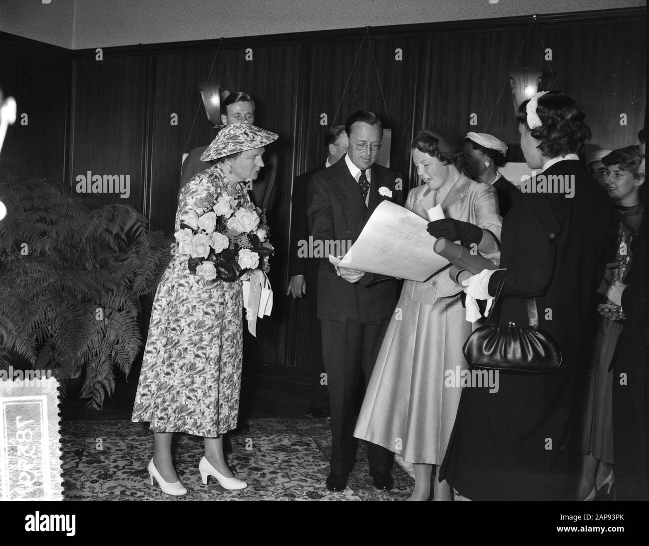 Visita La Principessa Beatrix Ad Amsterdam. Visita al Centro Culturale Internazionale (ICC) nel Vondelpark. La principessa legge un certificato che è stato ricevuto da mej. E. van es Annotation: Il certificato è stato rilasciato da Lea Cohen e contiene la sua nomina come patrona del S.I.K.A. Istituto per le Arti e l'Educazione all'industria Data: 30 giugno 1956 Località: Amsterdam, Noord-Holland, Vondelpark Parole Chiave: Visite Nome personale: Beatrix (principessa olandese), Bernhard (principe olandese), Juliana (regina olandese) Nome dell'istituzione: ICC Foto Stock