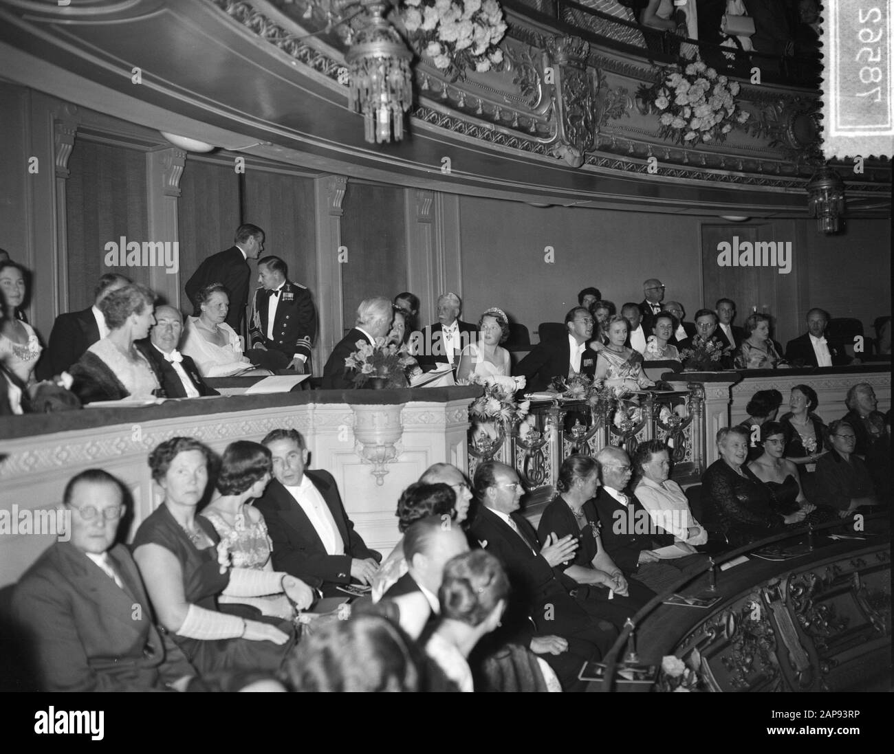 Visita La Principessa Beatrix Ad Amsterdam. Visita a Stadsschouwburg. Presentazione London Festival Ballet Annotation: Nel Royal Lodge ci sono vlarr. Bureau master d'Ailly, re Wilhelmina, non visibile, F.J.E. van Lennep, Principessa Beatrix, Principe Bernhard e Signora d'Ailly. Links in uniforme navale Piet de Jong, adjutant of Queen Juliana Data: 30 Giugno 1956 Località: Amsterdam, Noord-Holland Parole Chiave: STANDSCHOUWBURG, visite Nome personale: Beatrix, principessa Foto Stock