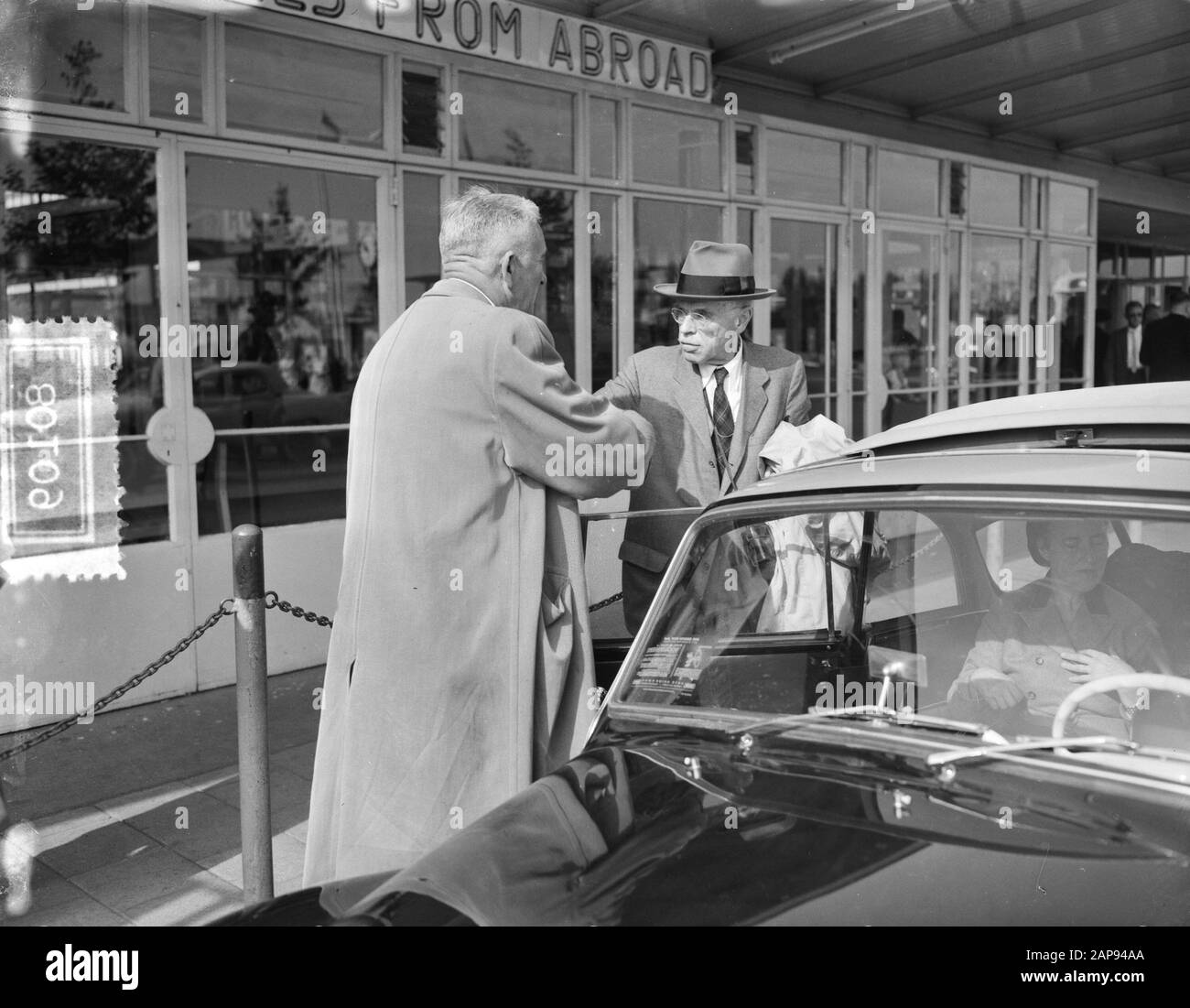 Arrivo Dr. Paul White HartSpecialist Eisenhower a Schiphol con Dr. K. M. Slotboom (a sinistra) Annotazione: Vecchio numero 908-0109 Data: 19 Settembre 1956 Località: Schiphol Parole Chiave: Medici, campi d'aviazione Nome personale: Slotboom, K.M., White, Paul Foto Stock