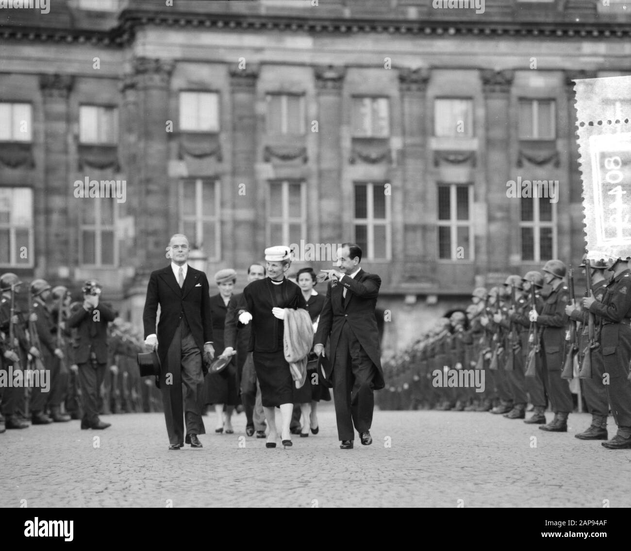 il presidente della Costa Rica, Don José Figueres Ferrer, visita Amsterdam, dove è ricevuto dalla regina Juliana al Palazzo su Piazza Dam. Sulla strada per la corona al monumento nazionale Data: 4 ottobre 1956 Località: Amsterdam, Noord-Holland Parole Chiave: Carte, presidenti, visite di Stato Nome personale: Figueres Ferrer, José Foto Stock