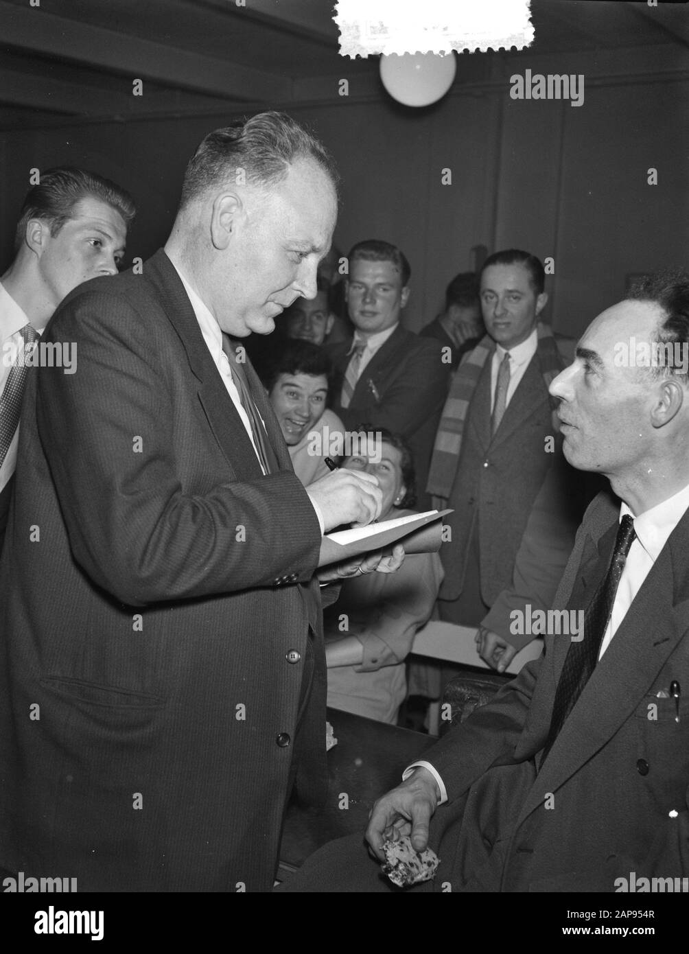 Campionato Femminile Olanda. WIM Roozenburg (destra) vincitore Annotazione: Left R.C. Keller, Multiple Dutch Champion Date: 9 March 1957 Location: Netherlands Keywords: Damsport Nome Utente: Keller, R.C., Roozenburg, Wim Foto Stock