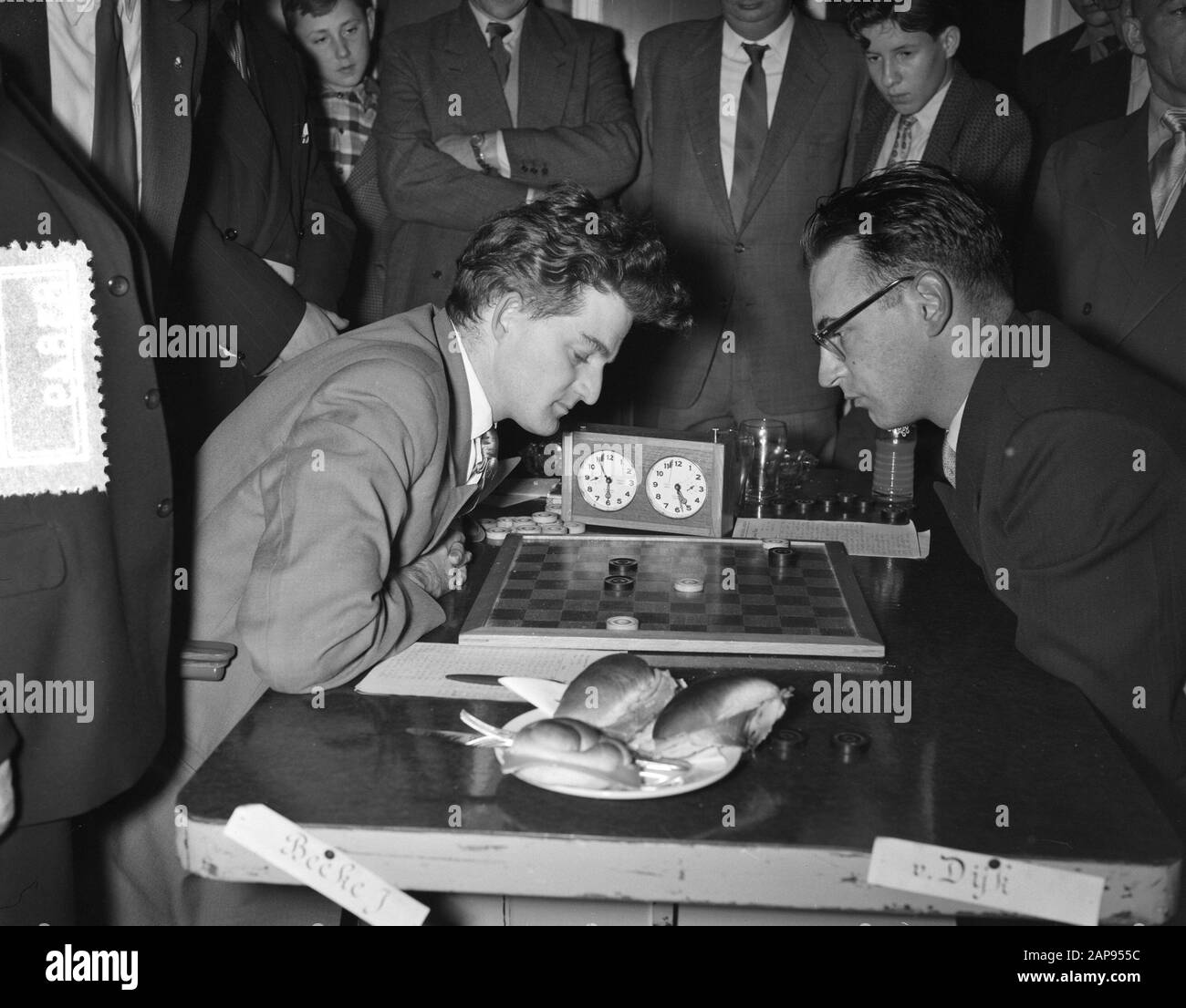 Campionato Femminile Olanda. ir destro. G. van Dijk (2nd) in un gioco contro [Jan Bom?] Data: 9 marzo 1957 luogo: Paesi Bassi Nome personale: Dijk, Geert van Foto Stock