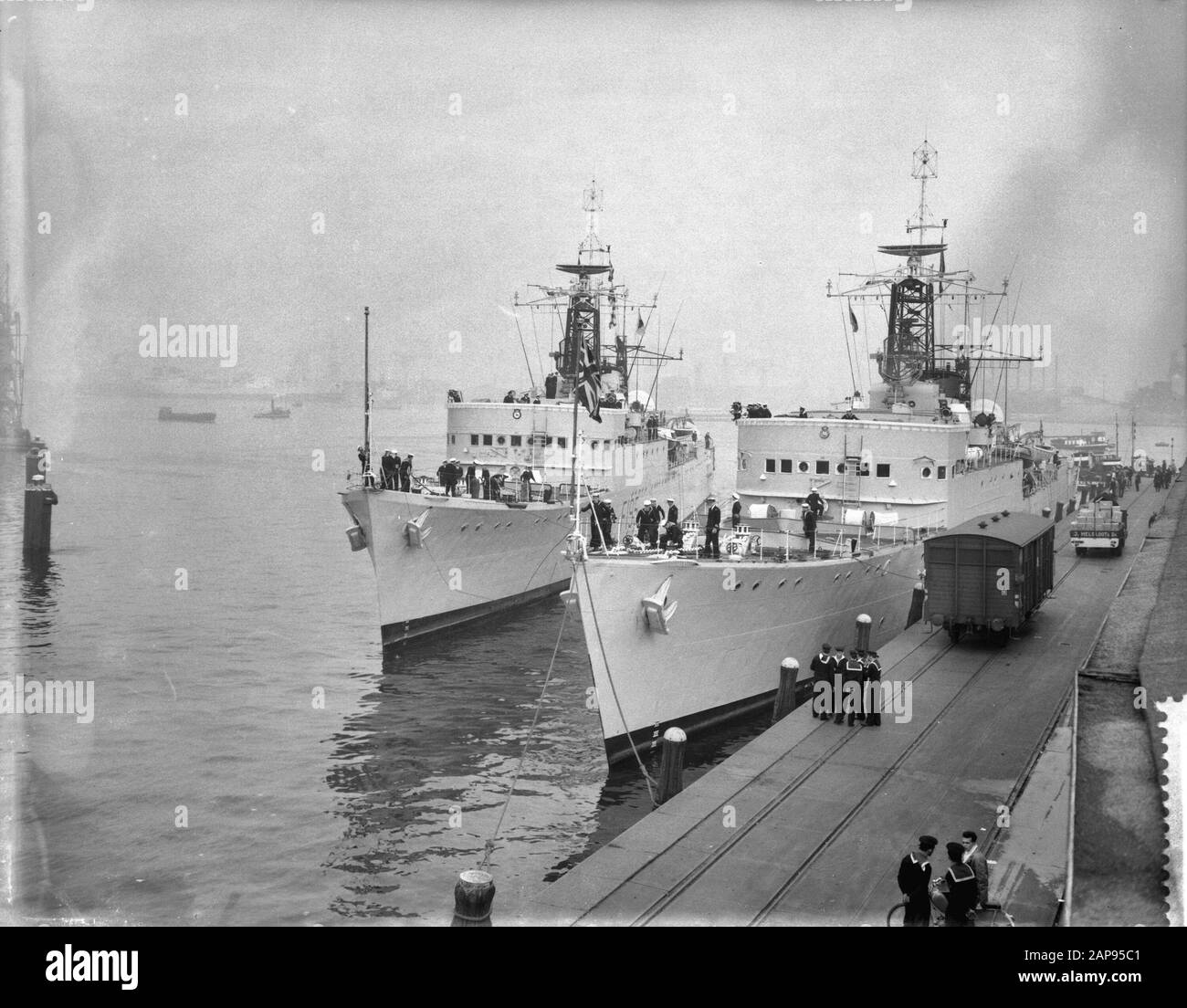 Arrivo Italiano Dartmouth-Training Squadron Ad Amsterdam Data: 11 Ottobre 1957 Luogo: Amsterdam, Noord-Holland Parole Chiave: Arrivi, Navi Foto Stock