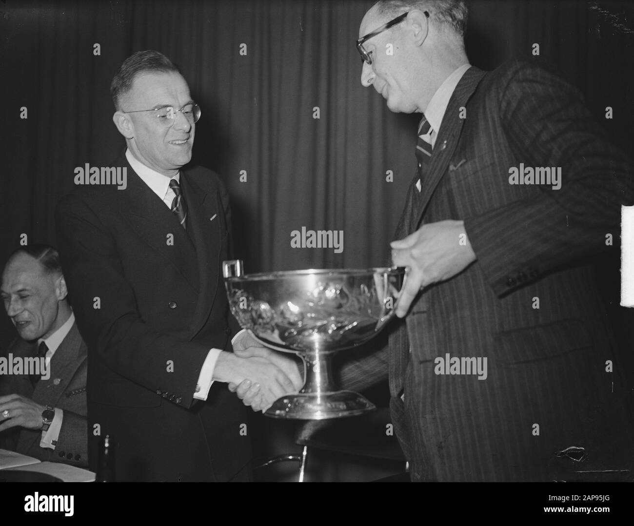 Cups, Knau Data: 11 Marzo 1951 Parole Chiave: Cups Nome Persona: Knau Nome Istituzione: Krasnapolsky Foto Stock