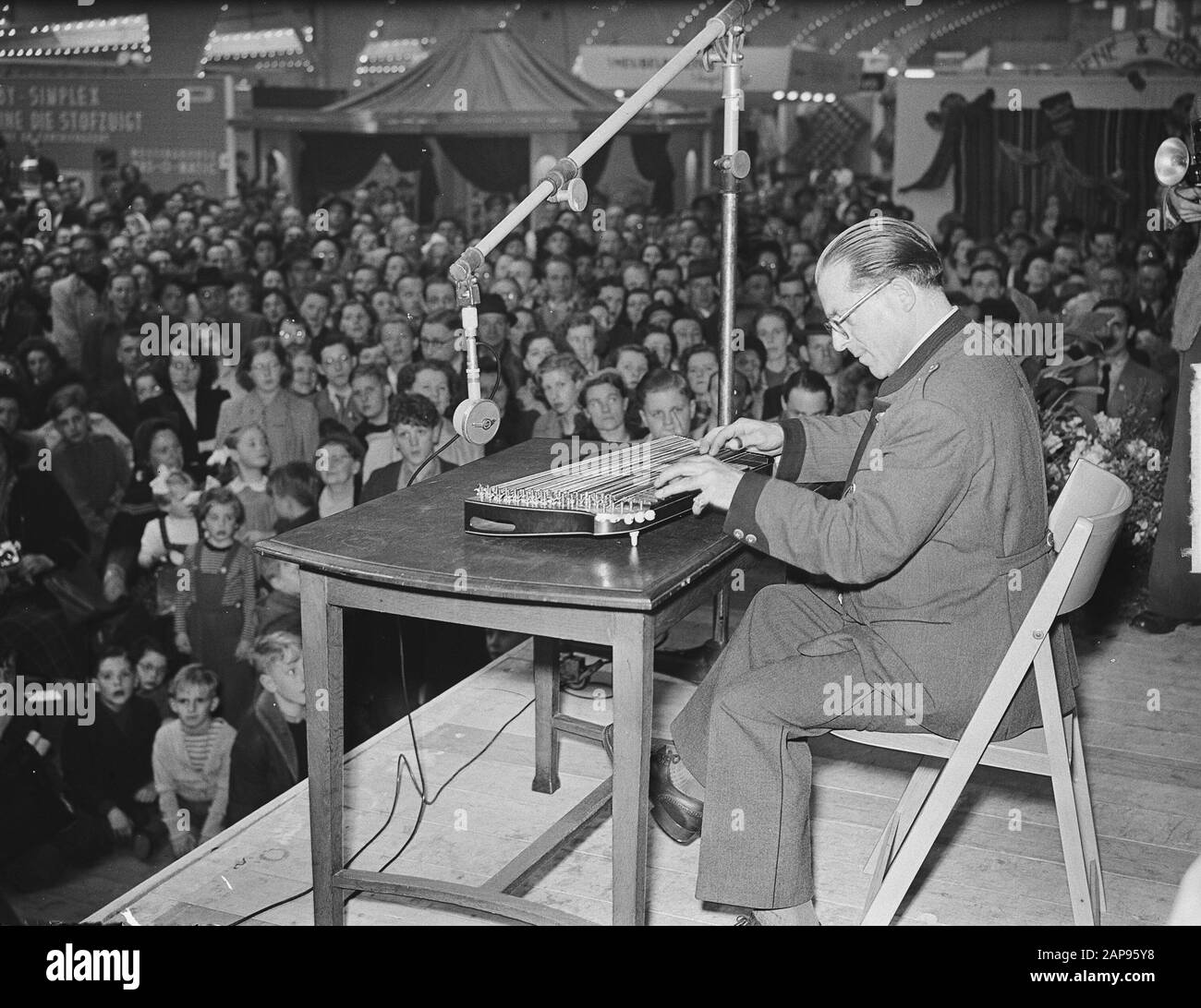 Anton Karas a housefair [a Utrecht?]. Karas è il compositore del 'tema di Harry Lime' dal film The Third Man (Inghilterra 1949) dal regista Carol Reed Data: 17 Marzo 1951 luogo: Utrecht Parole Chiave: Fiere, compositori, fiere, musica, musicisti Nome personale: Karas, Anton Foto Stock