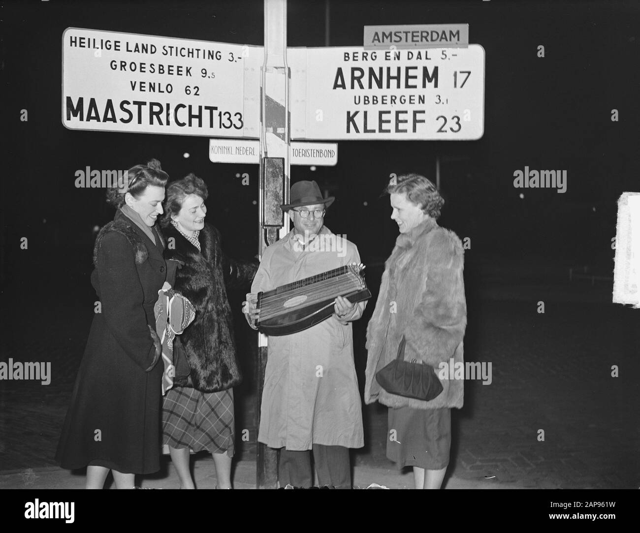 Anton Karas A Nijmegen. Karas è il compositore del 'tema di Harry Lime' dal film The Third Man (Inghilterra 1949) dal regista Carol Reed Datate: 8 marzo 1951 Località: Nijmegen Parole Chiave: Compositori, musica, segnalazioni Nome personale: Karas Anton Foto Stock