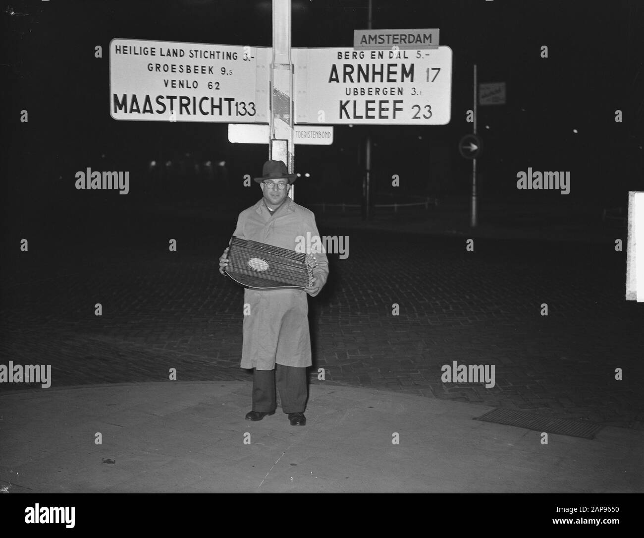 Anton Karas A Nijmegen. Karas è il compositore del 'tema di Harry Lime' dal film The Third Man (Inghilterra 1949) dal regista Carol Reed Datate: 8 marzo 1951 Località: Nijmegen Parole Chiave: Compositori, musica, segnalazioni Nome personale: Karas Anton Foto Stock