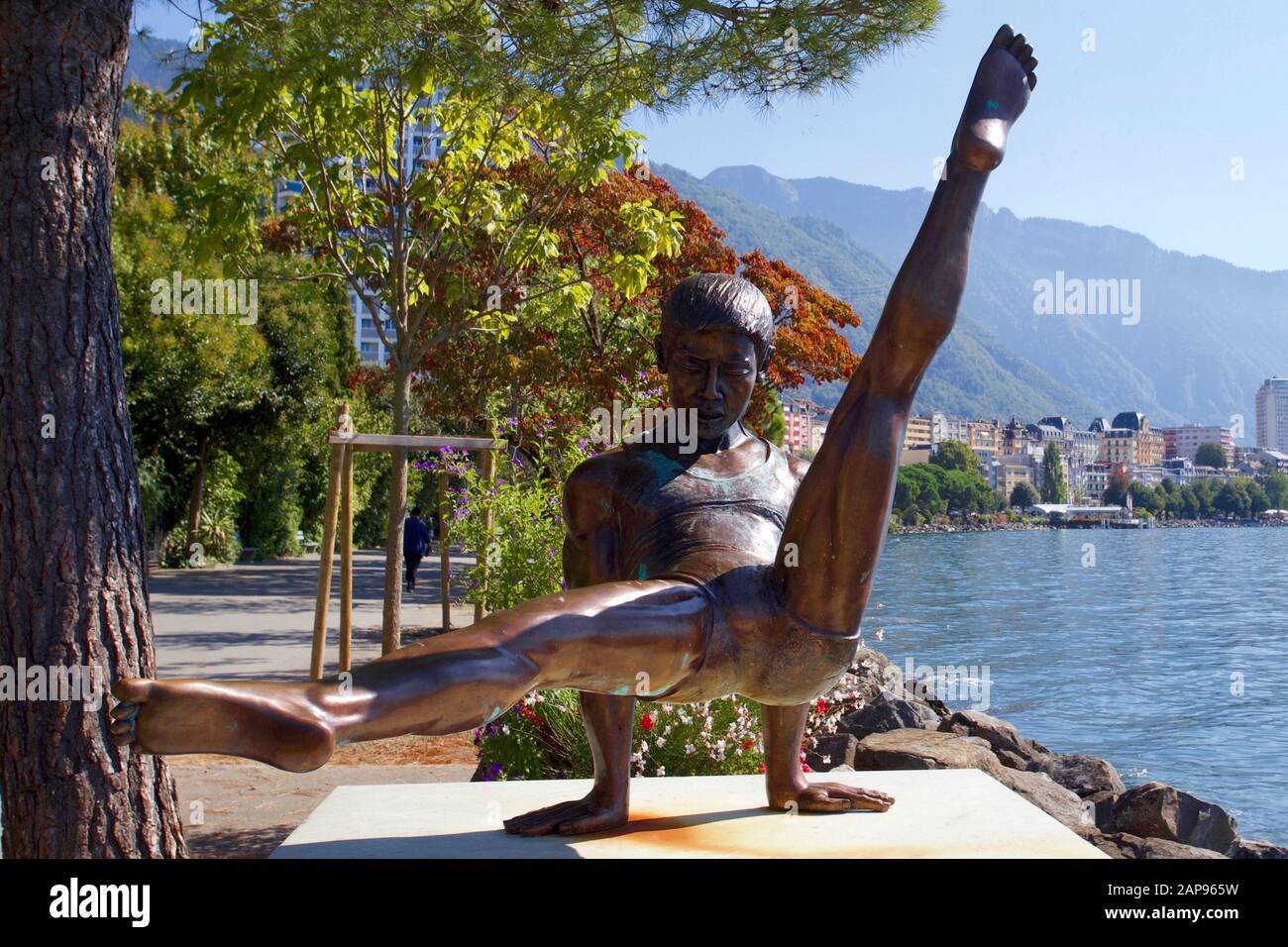 Statua li Ning 'le Prince de la gymnastique' di Sébastien Gouezigoux. Lago Di Ginevra, Montreux, Canton Vaud, Svizzera. Foto Stock