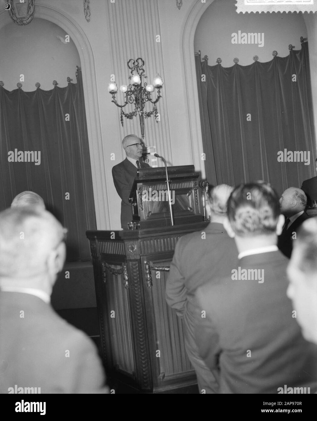 Esame delle proposte fiscali in casa KVP delegare A.M. Lucas alla parola Data: 15 dicembre 1958 Parole Chiave: Trattamenti, tasse, politica monetaria, parlamentari, crisi di governo Nome personale: Lucas, A.M. Nome istituzione: Casa Foto Stock