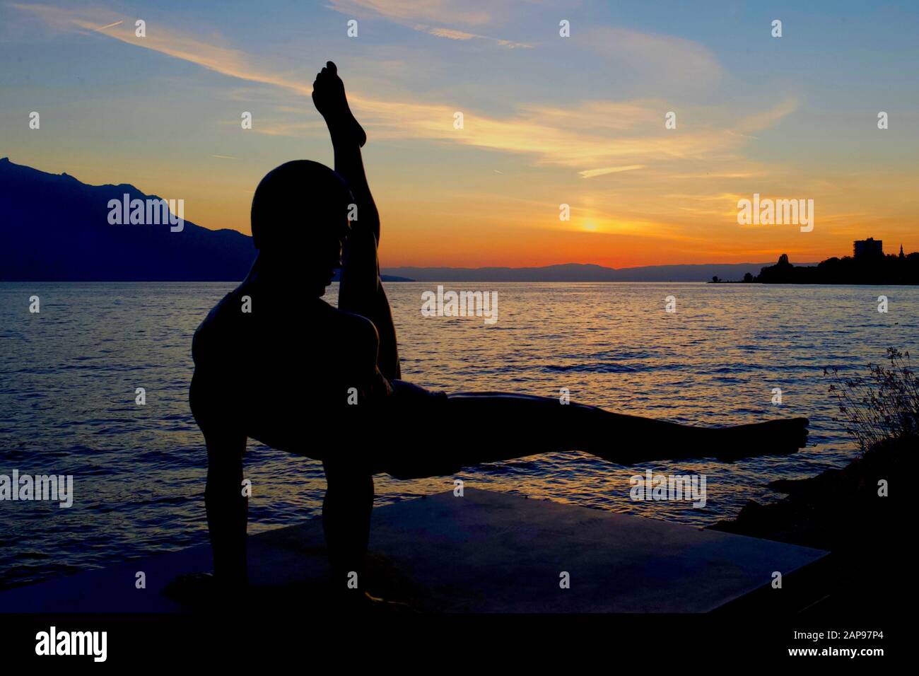 Statua li Ning 'le Prince de la gymnastique' di Sébastien Gouezigoux. Lago Di Ginevra, Montreux, Canton Vaud, Svizzera. Foto Stock